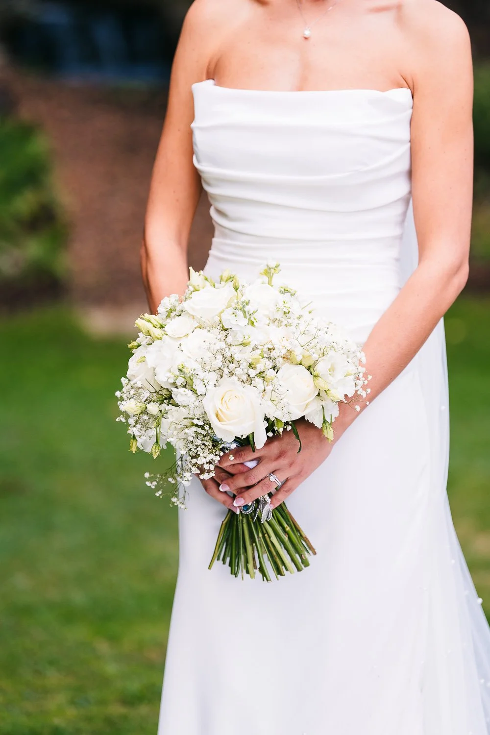 rivervale-barn-berkshire-bride-bouquet-detail.jpg