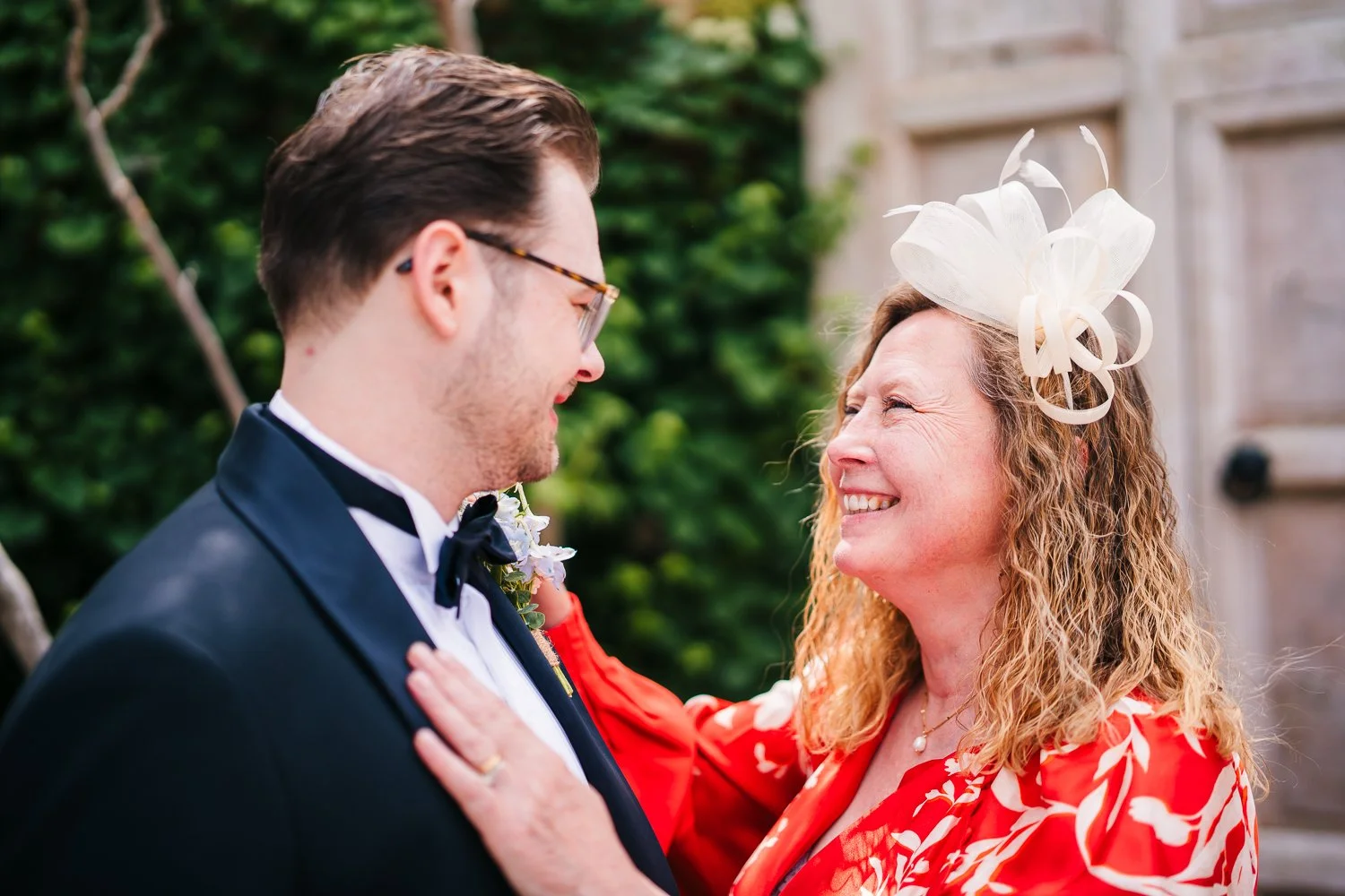 wasing-park-mother-of-groom-helps-with-buttonhole.jpg