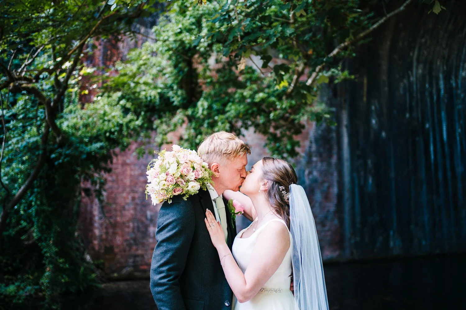 bartons-mill-wedding-kiss.jpg