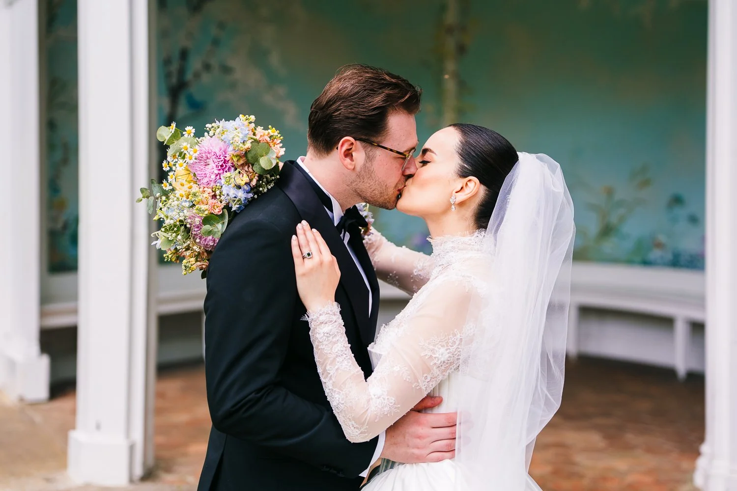 wasing-park-wedding-couple-kissing.jpg