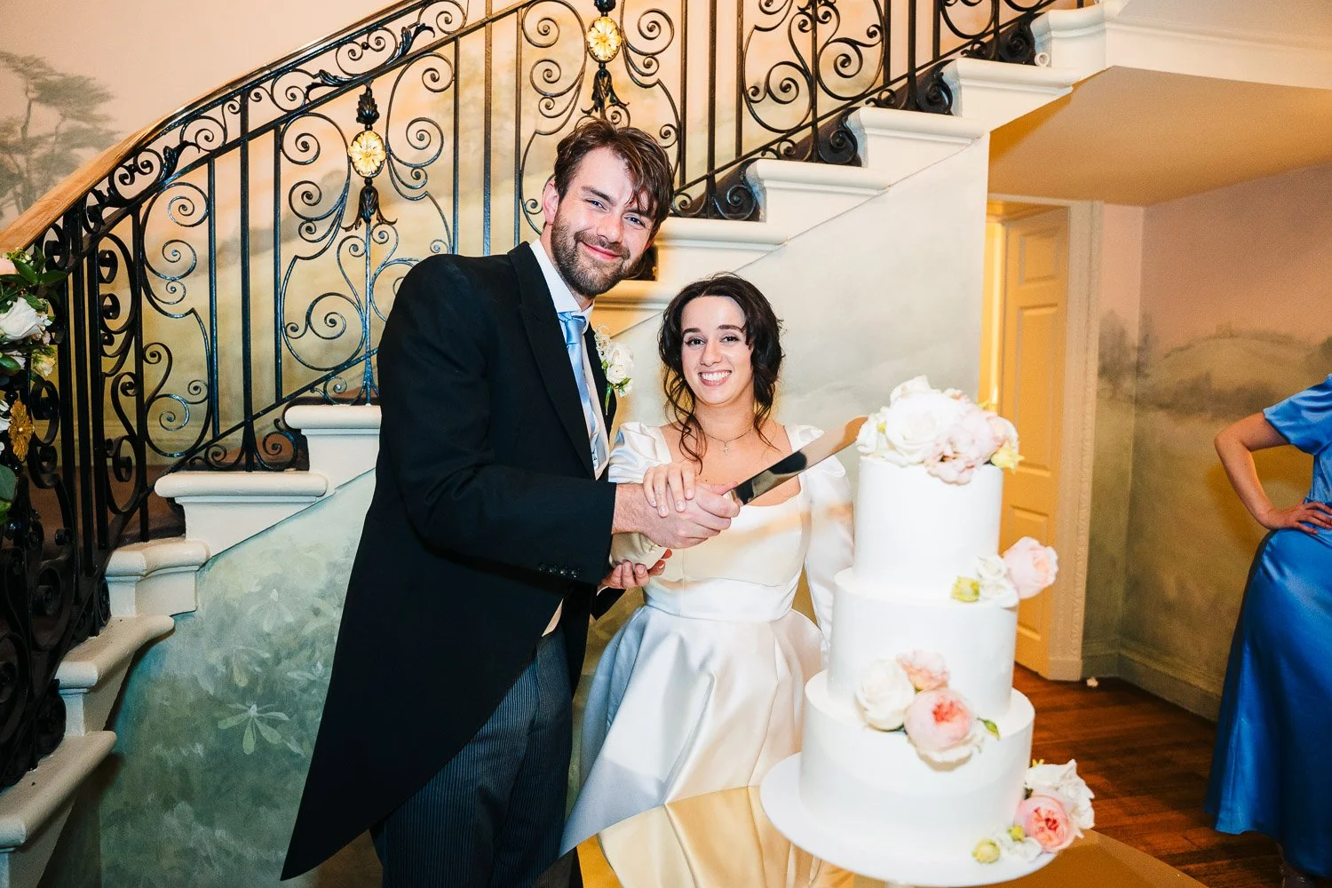 maidenhead-wedding-bride-and-groom-cake-cut.jpg