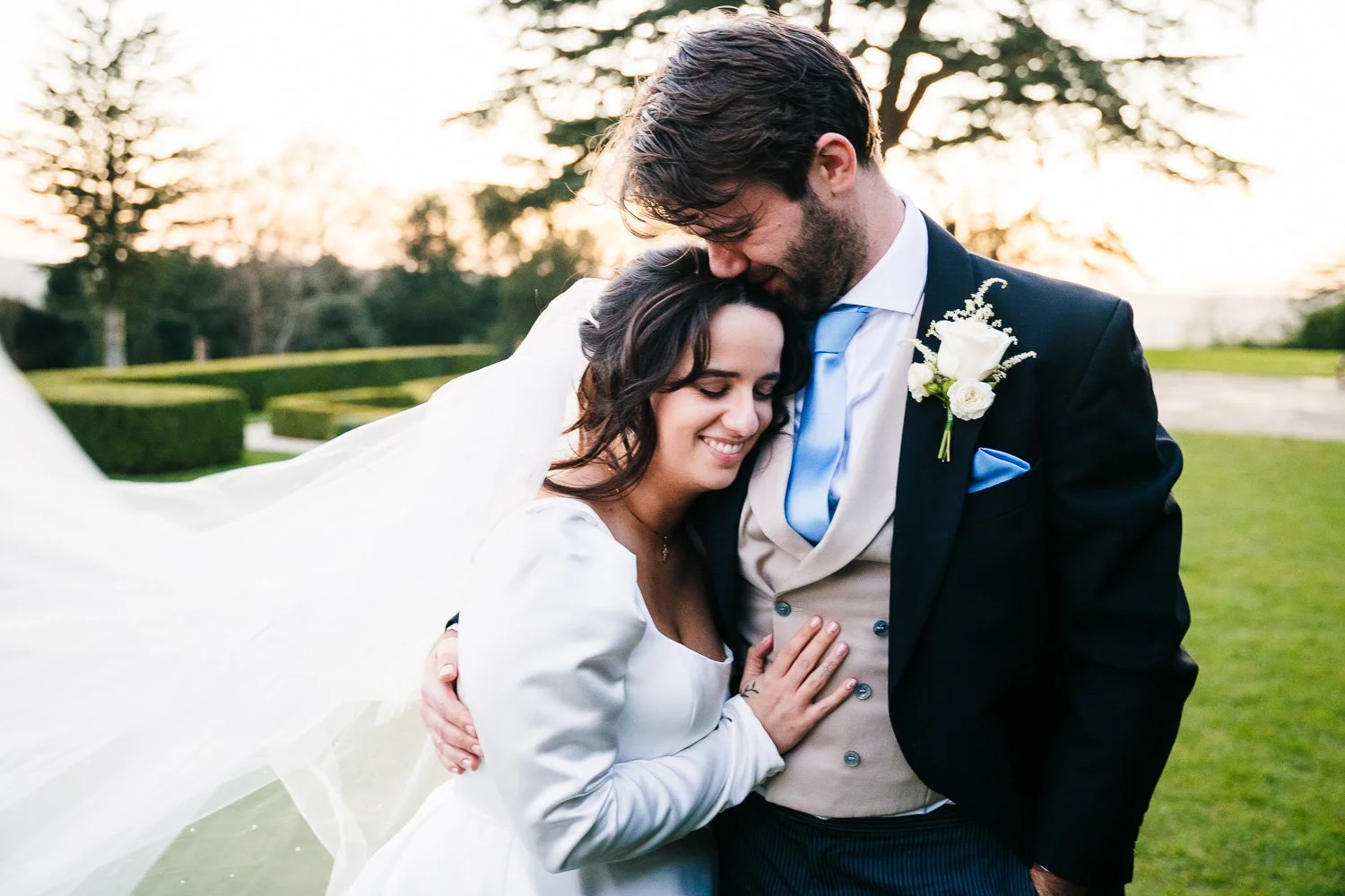 maidenhead-wedding-couple-relaxed-pose.jpg