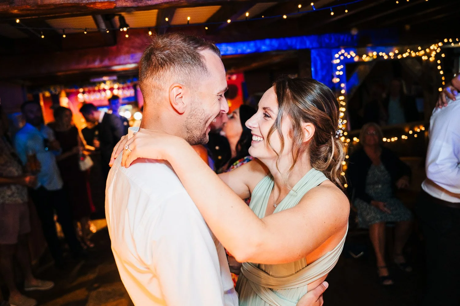 hampshire-wedding-guests-dancing.jpg