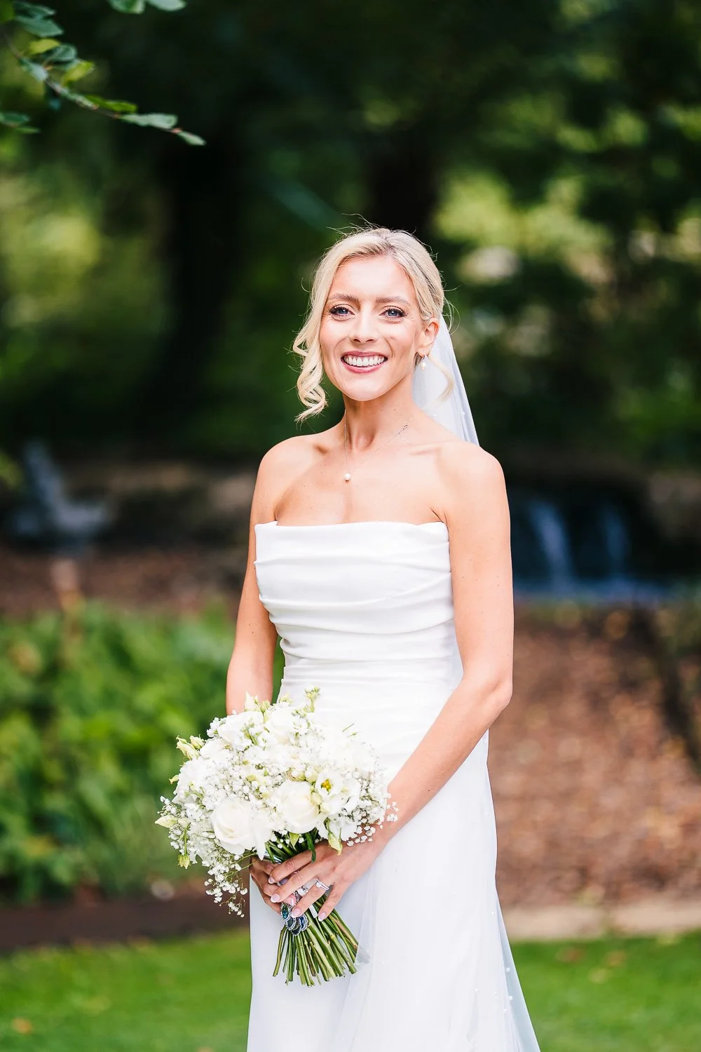 rivervale-barn-berkshire-bride-portrait.jpg