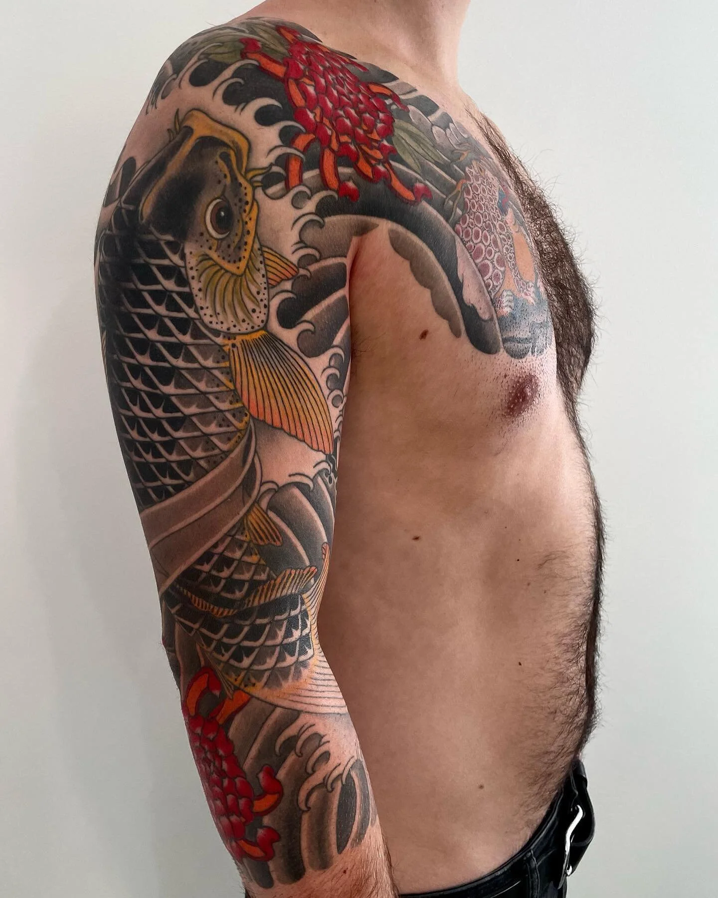 Wrapped up Colin&rsquo;s sleeve, on to the next one ☝️ 🙇🏻&zwj;♂️ 
.
.
.
#theburrowyyc #japaneseart #japanesetattoo #irezumi #thesolidink #deadlytattoosupply #irezumiartist #irezumicollective #japaneseink #japanesetattoosub #irezumicollective #fresh