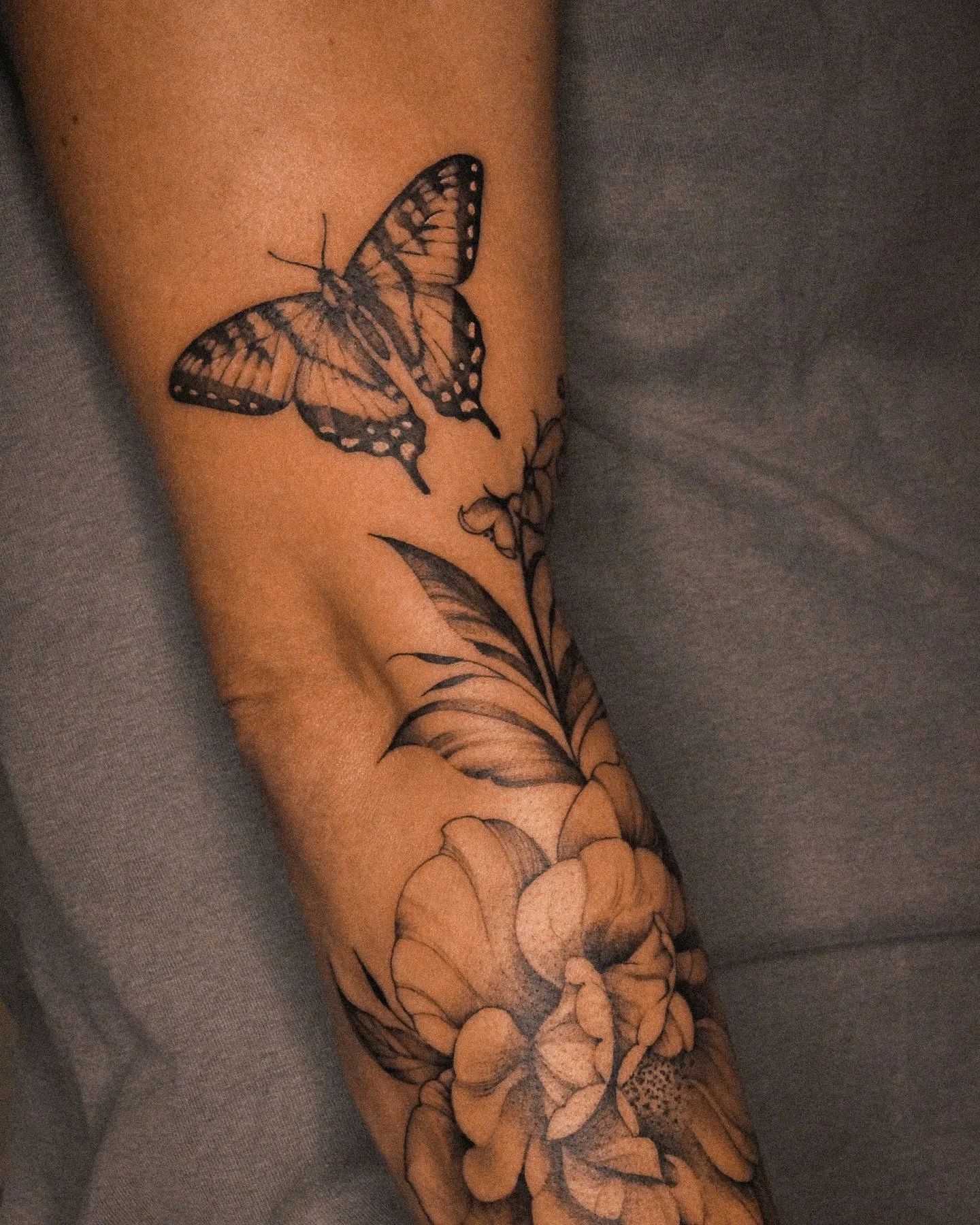 Canadia tiger swallowtail with a peony and lily of the valley. Thanks Jen!

Floral tattoo done in Calgary, Alberta

Keywords:
Calgary tattoo shop calgary tattoo artist butterfly tattoo fine line botanical tattoos ladybug tattoo nature tattoos for wom