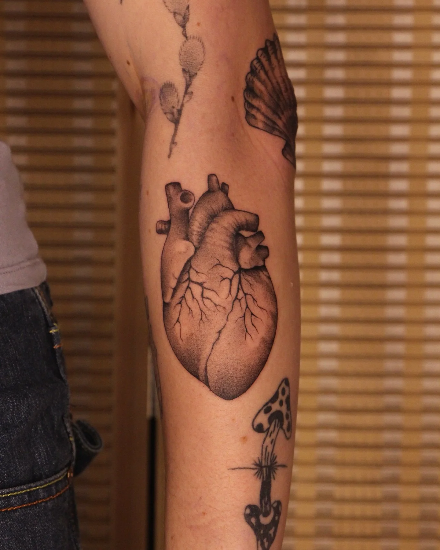 Anatomical heart tattoo for Olivia. We are working away on completing her patch sleeve, filling it in piece by piece.

Anatomy tattoo done in Calgary, Alberta @burrow.yyc