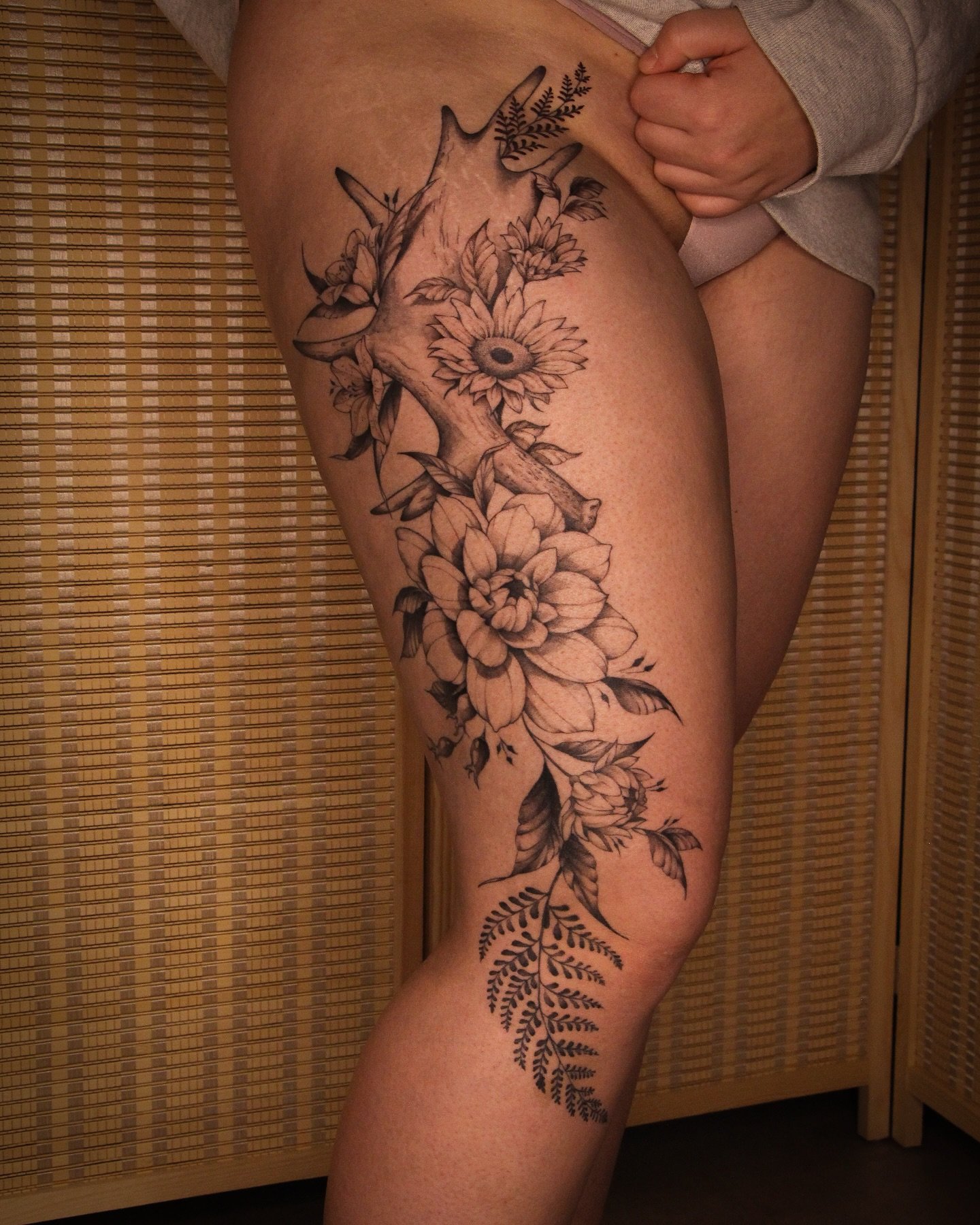 Completed this moose antler floral thigh hip piece for Sydney. Thank you for your perseverance 🙏

This was about 3x 3-4hr sessions
In this piece we included dahlias, sunflowers, lillies, and ferns

Thigh tattoo done in Calgary Alberta @burrow.yyc 

