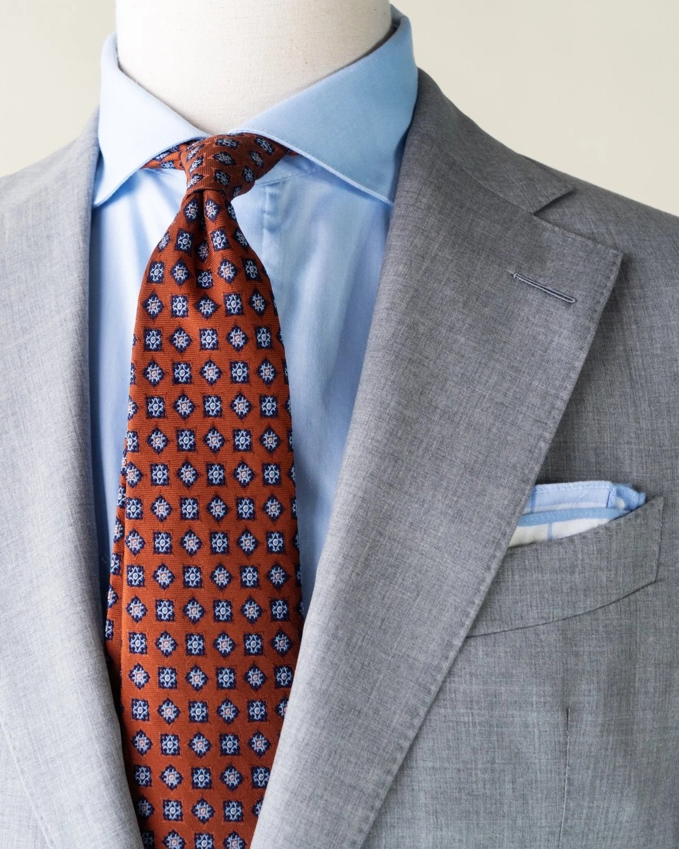 Light grey single-breasted jacket with notch lapel and curved breast pocket