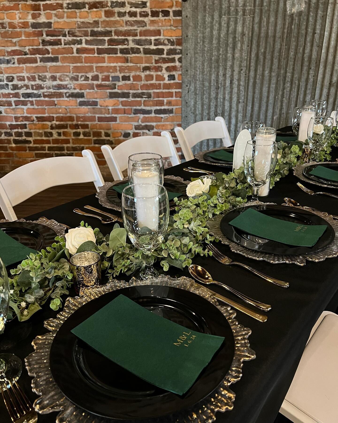 Did someone say exposed brick and metal accents are trending in 2024? We are absolutely living for an industrial chic wedding reception. 

#crystalridgedistilleryevents #crystalridgedistillery #crystalridgedistilleryweddingreceptions #arkansaswedding