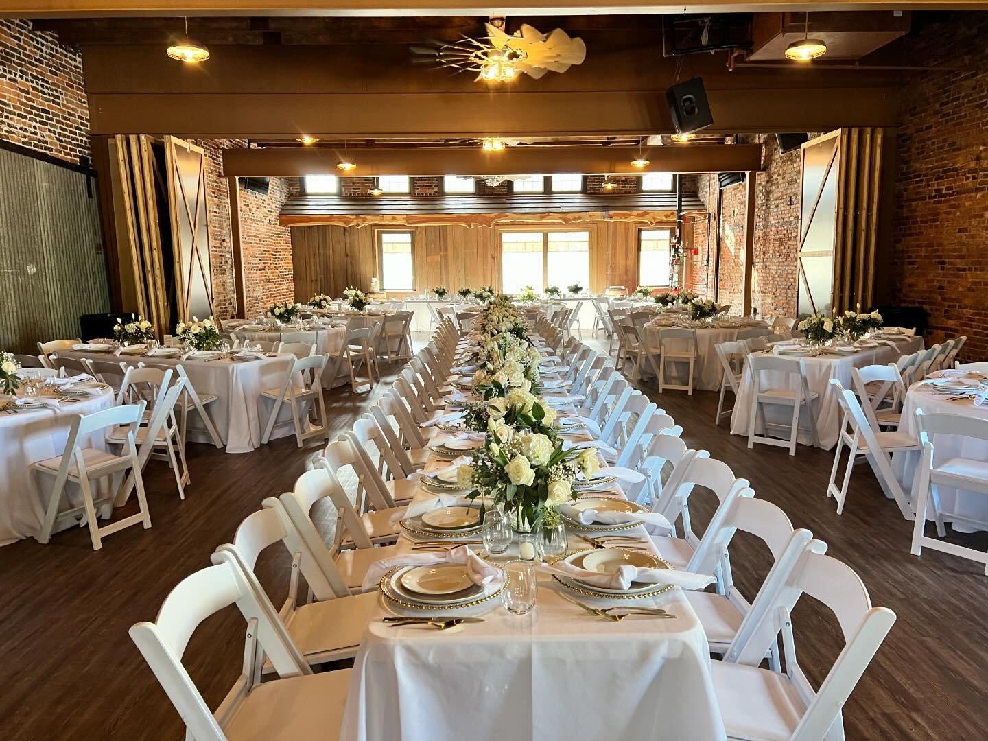Celebrating love surrounded by elegance and enchantment in our stunning wedding reception venue. ✨🤍👰🏻&zwj;♀️🤵🏻&zwj;♂️

#loveinbloom #enchanting #weddingreception #venue #weddingreceptionvenue #arkansasvenue #hotspringsvenue #distillery #happilye