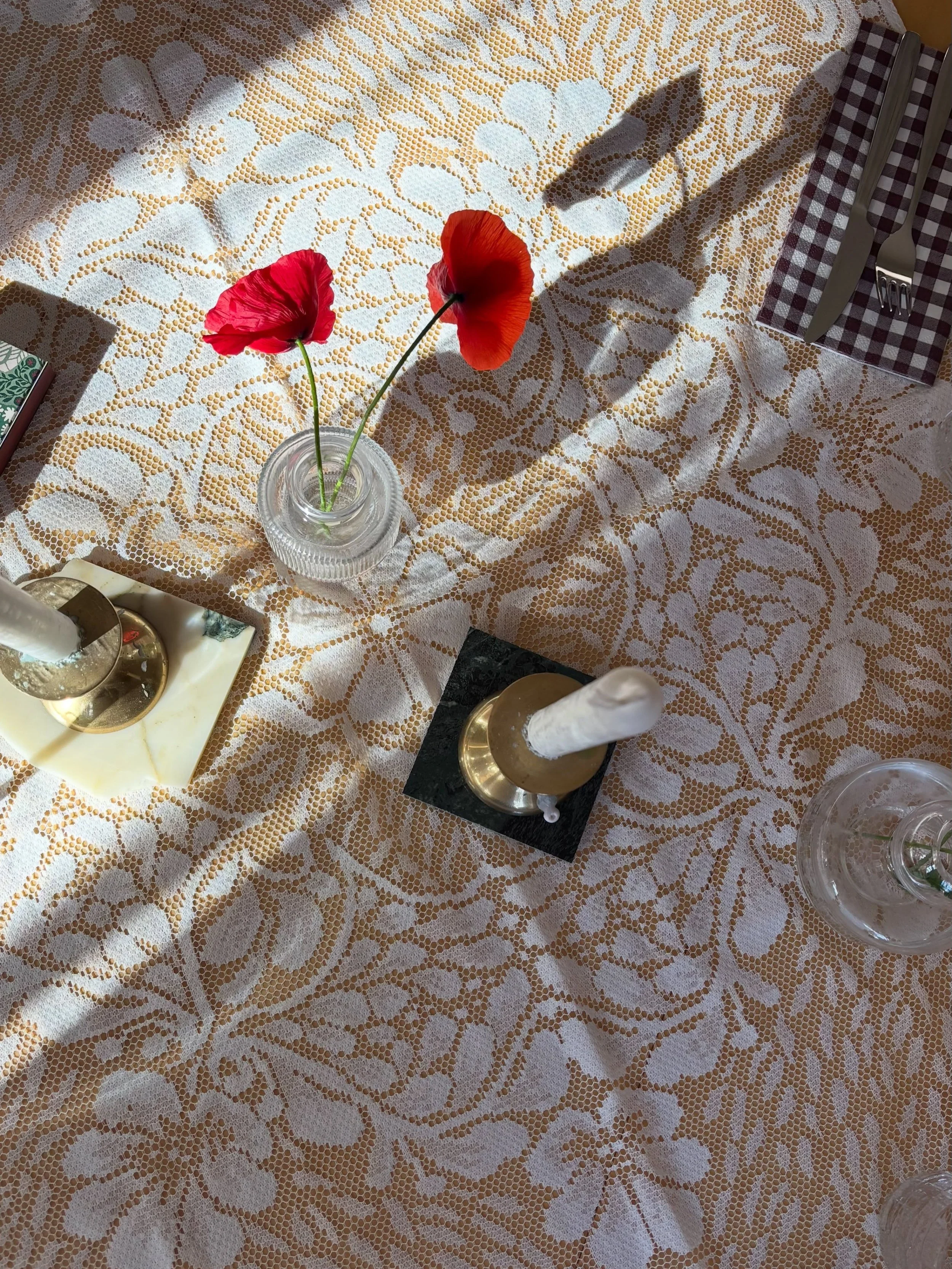 Rakastan kattaa kauniisti. Perjantaina saatiin kavereita kyl&auml;&auml;n ja tein spontaanin kattauksen, johon tuli t&auml;ll&auml; kertaa pitsi&auml; ja unikoita 🥰

M&auml; kuulun niihin ihmisiin, jotka ajattelee, ettei kivoja astioita pid&auml; hi