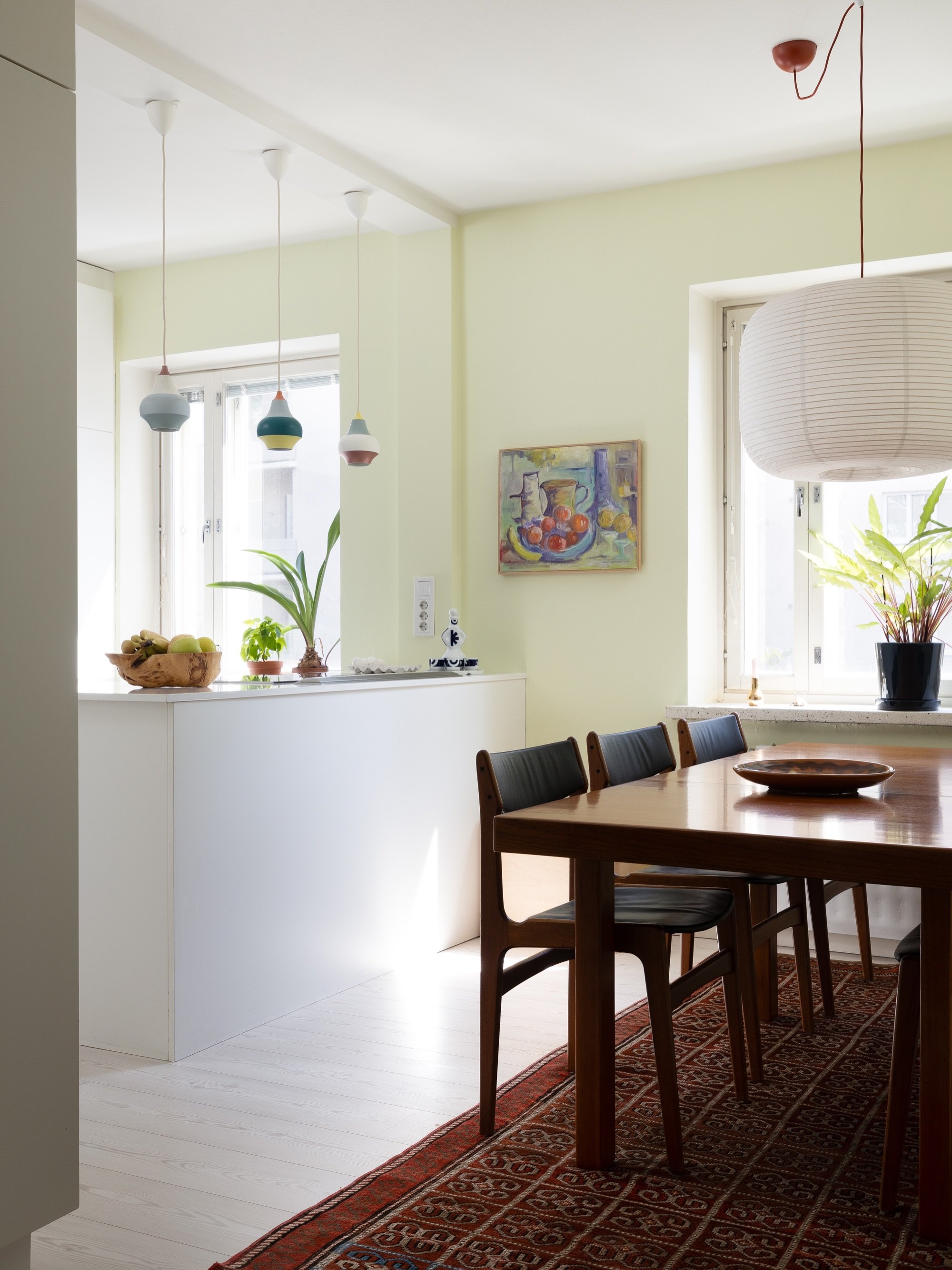 Projekti Munkka🍋

Asiakkaan 50 -luvun kodin ruokailutilasta tuli upee 😮&zwj;💨 T&auml;&auml; on mun ihan lemppareita! Valittiin seiniin sitruunainen vaalea keltavihre&auml; ja seinille p&auml;&auml;tyi upea kierr&auml;tystaulul&ouml;yt&ouml; sek&au