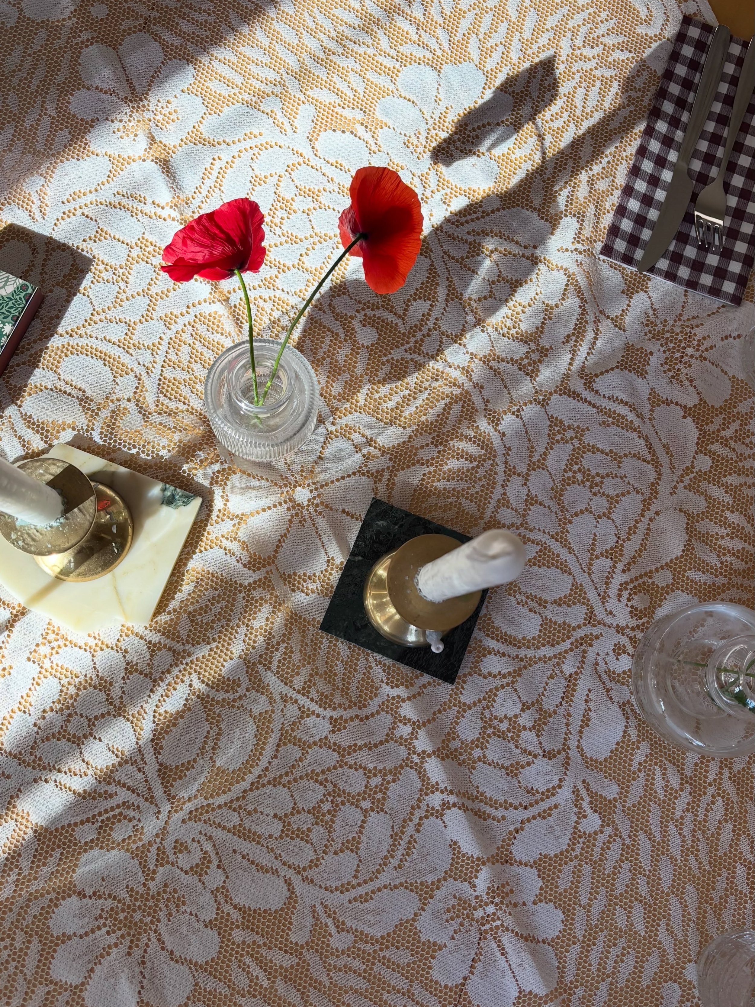 Rakastan kattaa kauniisti. Perjantaina saatiin kavereita kyl&auml;&auml;n ja tein spontaanin kattauksen, johon tuli t&auml;ll&auml; kertaa pitsi&auml; ja unikoita 🥰

M&auml; kuulun niihin ihmisiin, jotka ajattelee, ettei kivoja astioita pid&auml; hi