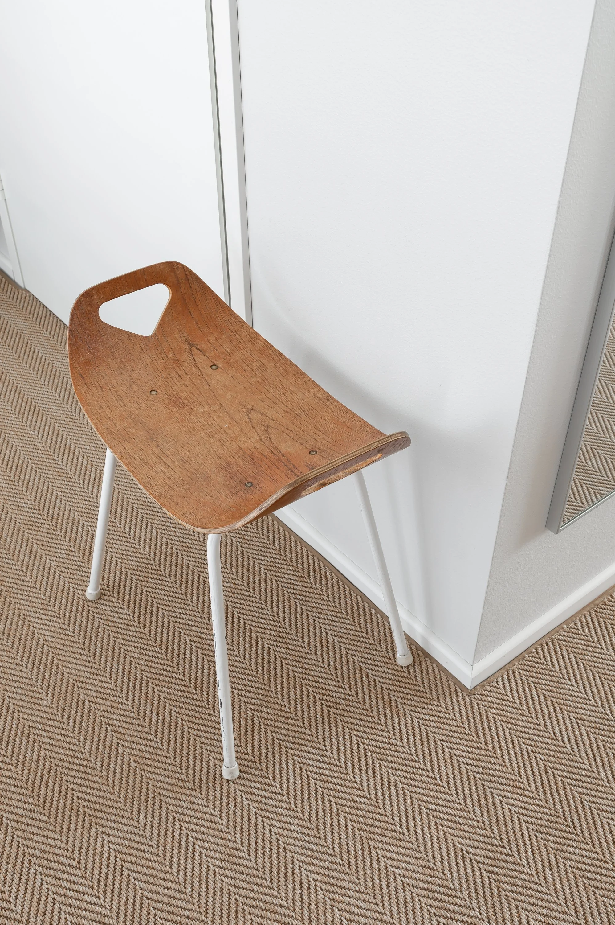 Espoo, Mankkaa, sisustussuunnittelu, eteisen suunnittelu, kivat eteisideat, pieni eteinen, eteisideat, eteisen matto, matto omiin mittoihin. Maze naulakko. Vintage jakkara.