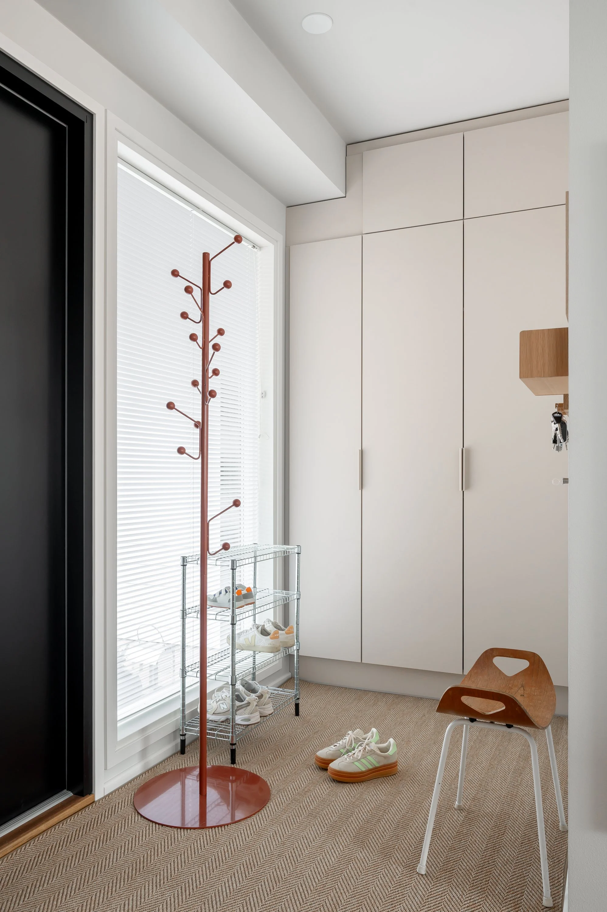 Espoo, Mankkaa, sisustussuunnittelu, eteisen suunnittelu, kivat eteisideat, pieni eteinen, eteisideat, eteisen matto, matto omiin mittoihin. Maze naulakko