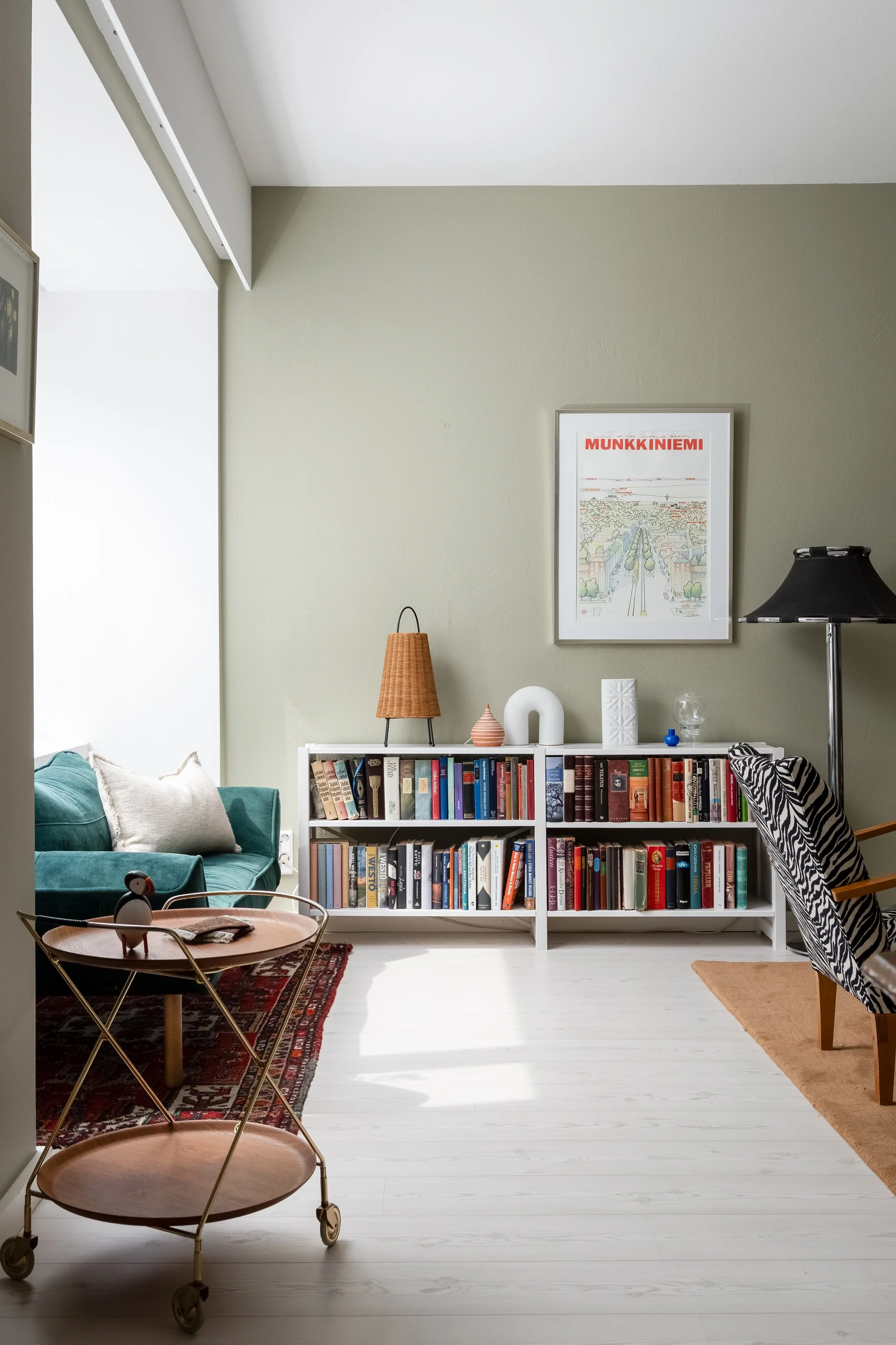 50 -luvun koti, 50 -luvun olohuone, vihreät seinät, vihreä seinämaali, sisustussuunnittelu, sisustusuunnittelija Helsinki Munkkiniemi, design, kierrätysdesign, kierrätyskalusteet, kirjahylly