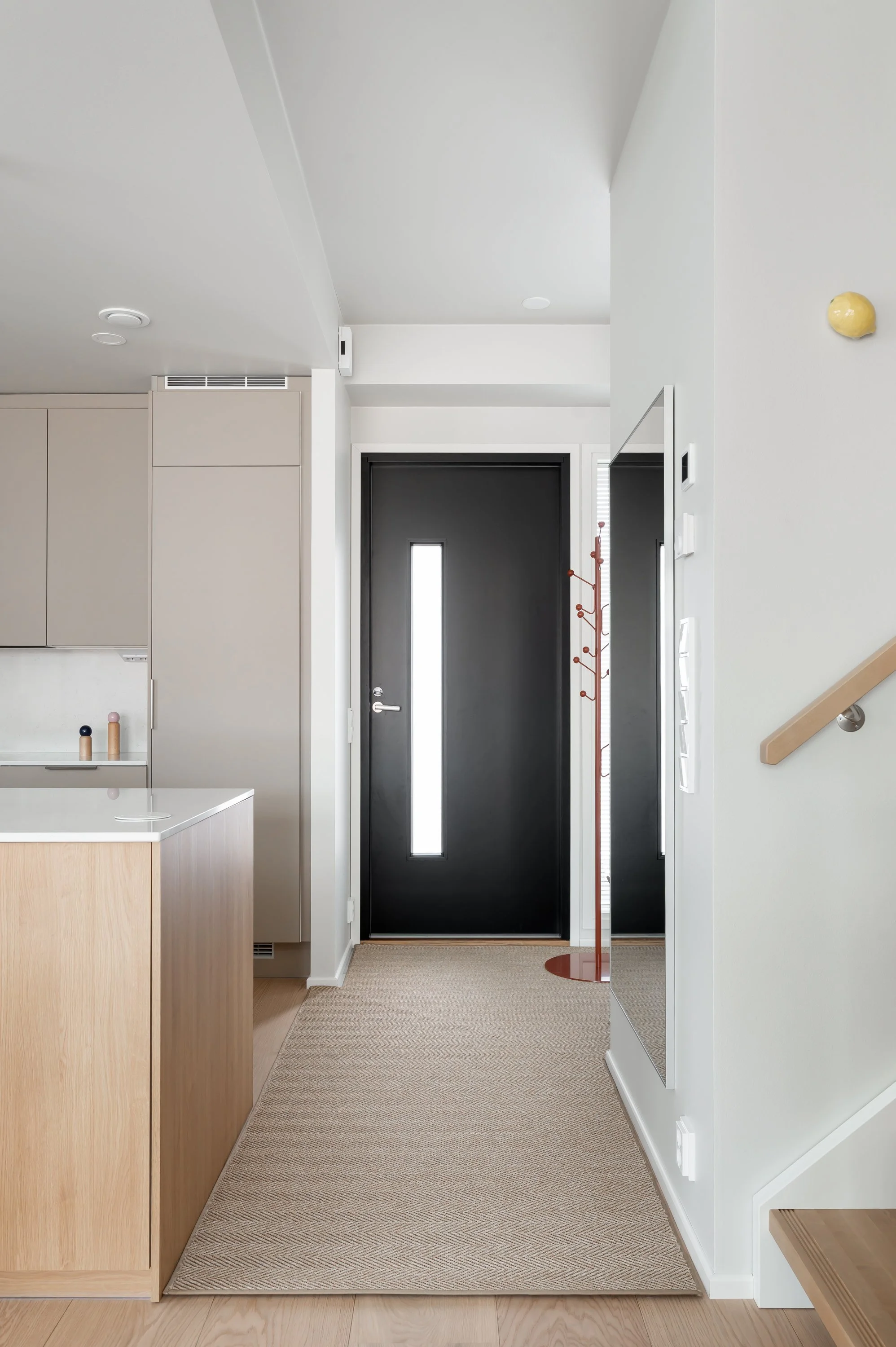 Espoo, Mankkaa, sisustussuunnittelu, eteisen suunnittelu, kivat eteisideat, pieni eteinen, eteisideat, eteisen matto, matto omiin mittoihin. Maze naulakko