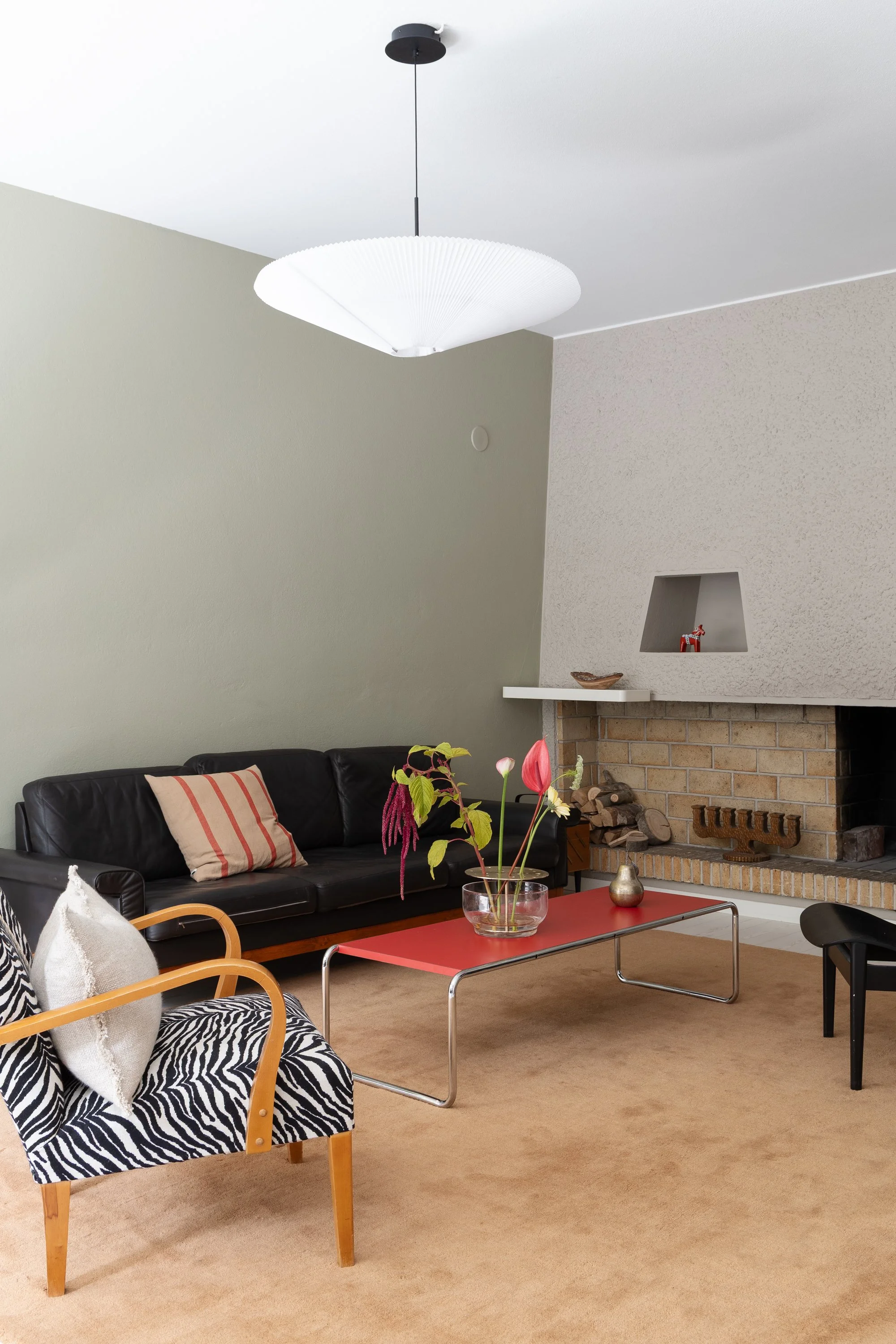 50 -luvun koti, 50 -luvun olohuone, vihreät seinät, vihreä seinämaali, sisustussuunnittelu, sisustusuunnittelija Helsinki Munkkiniemi, design, kierrätysdesign, kierrätyskalusteet, seepratuoli