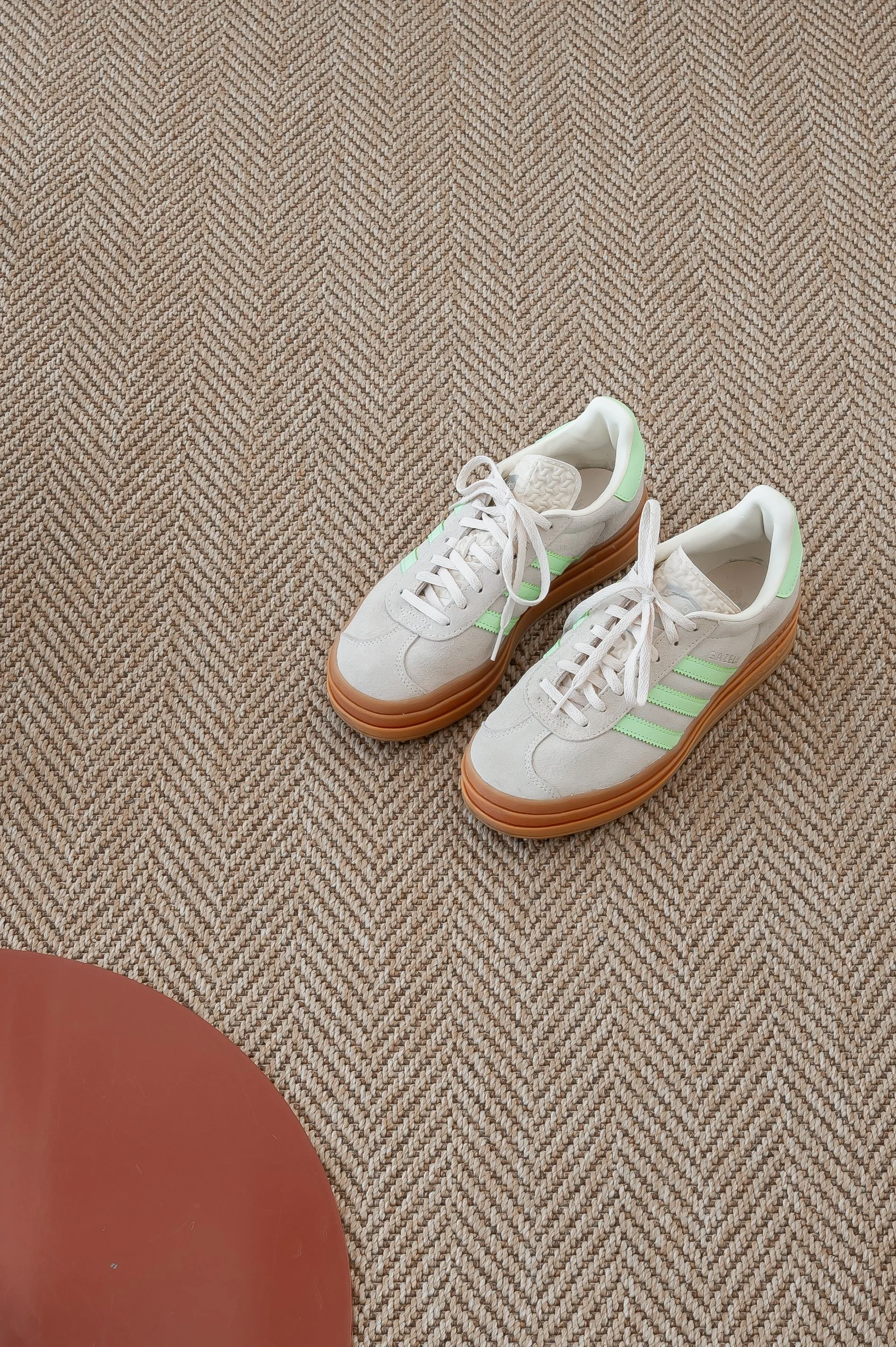 Espoo, Mankkaa, sisustussuunnittelu, eteisen suunnittelu, kivat eteisideat, pieni eteinen, eteisideat, eteisen matto, matto omiin mittoihin. Kalanruotomatto