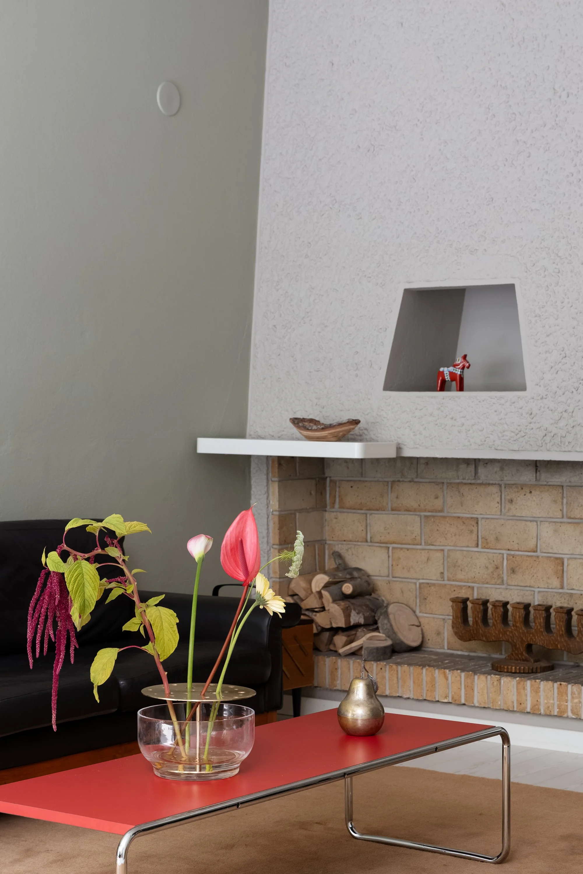50 -luvun koti, 50 -luvun olohuone, vihreät seinät, vihreä seinämaali, sisustussuunnittelu, sisustusuunnittelija Helsinki Munkkiniemi, design, kierrätysdesign, kierrätyskalusteet, takka, vanha takka