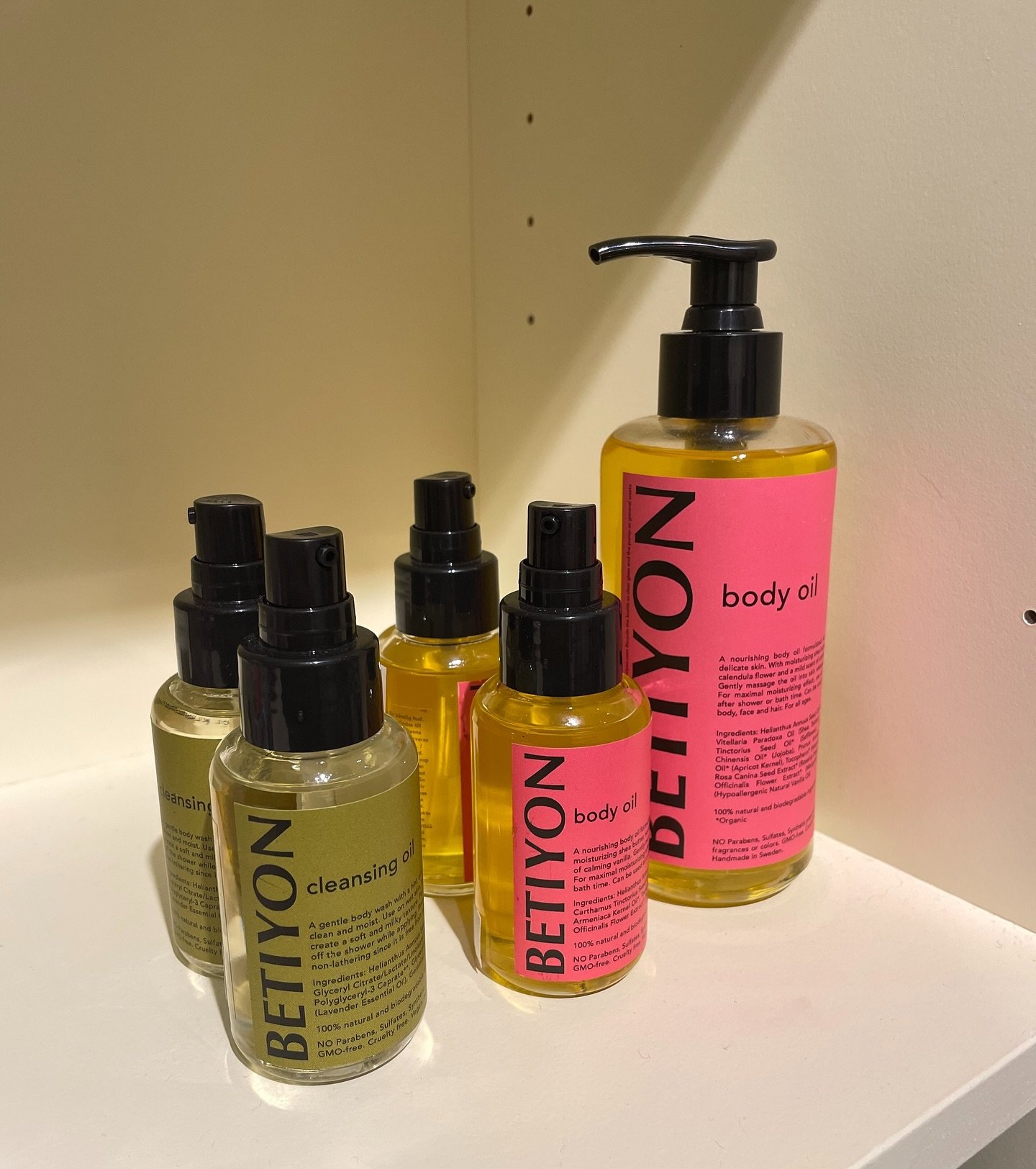 🎁 JULKLAPPSTIPS 
Nu under December t&auml;nkte jag posta lite julklappstips fr&aring;n butikens sortiment, f&ouml;r de som beh&ouml;ver lite inspiration.
F&ouml;rst ut vill jag tipsa om hudv&aring;rdsprodukterna fr&aring;n @betiyon_official . Helt n