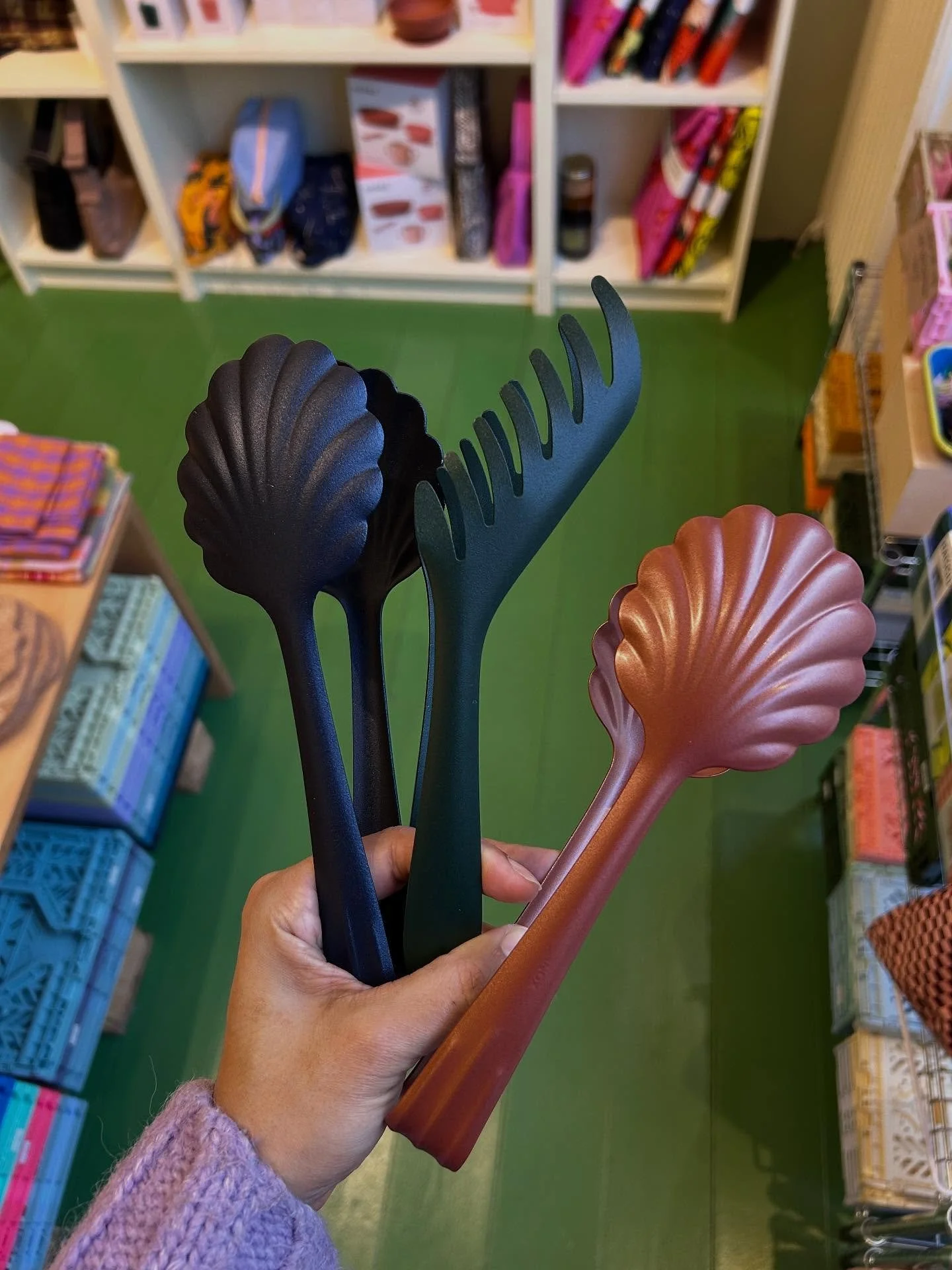 Vi har f&aring;tt p&aring;fyllning av br&ouml;dkorgar och sallads/spaghetti-t&auml;nger fr&aring;n Roger Orfv&egrave;vre! 🇫🇷 &Auml;ven i lite nya kul&ouml;rer som dessa: Midnight Blue, Pine Green &amp; Copper ✨ Butiken &auml;r &ouml;ppen som vanlig