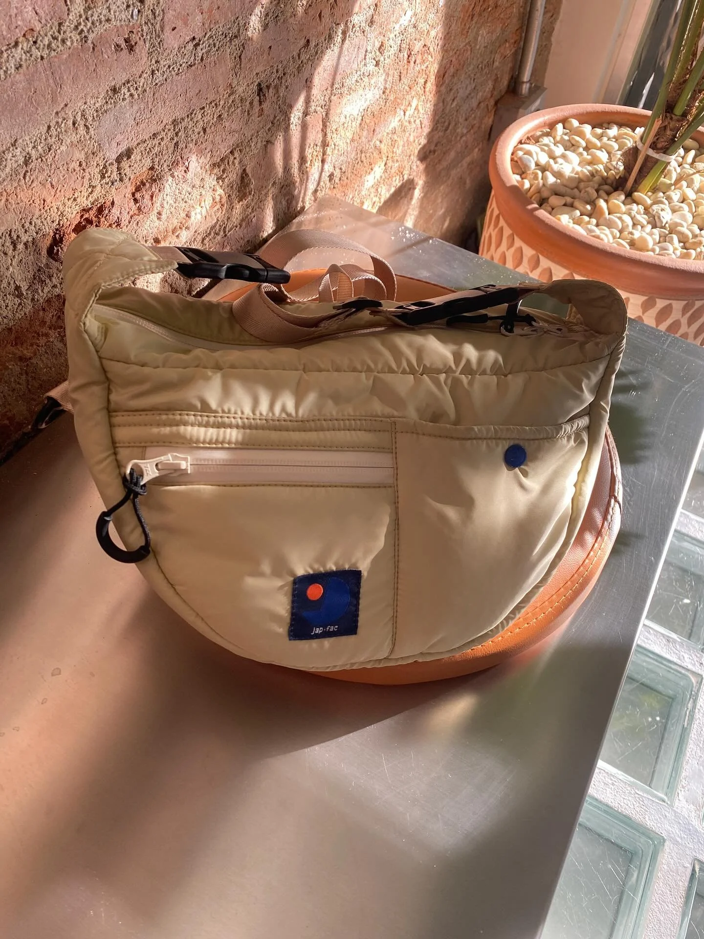 Har ni sett den nyaste f&auml;rgen p&aring; @japfac halfmoon bag? En kr&auml;mig beige, superfin till det mesta!
Butiken har &ouml;ppet 12-16 idag som vanligt 🤗