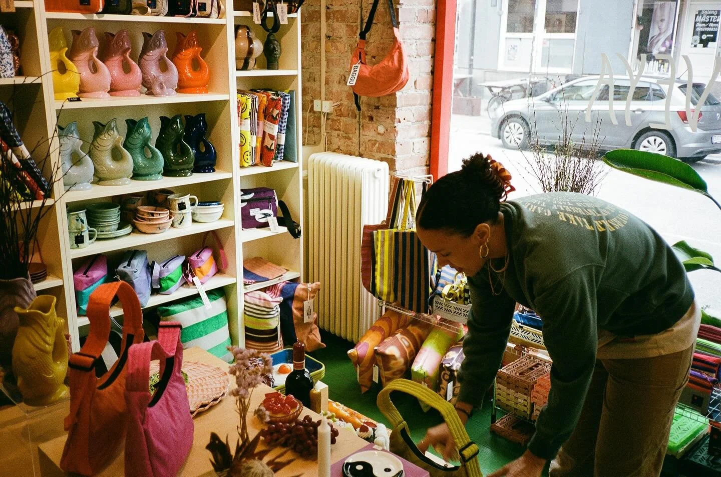 H&auml;r p&aring; Veya hittar du f&auml;rgglad och handplockad design fr&aring;n m&auml;rken och hantverkare runtom i v&auml;rlden. H&auml;r hittar du t.ex den perfekta presenten till f&ouml;delsedag, br&ouml;llop, jul eller andra h&ouml;gtider. Elle