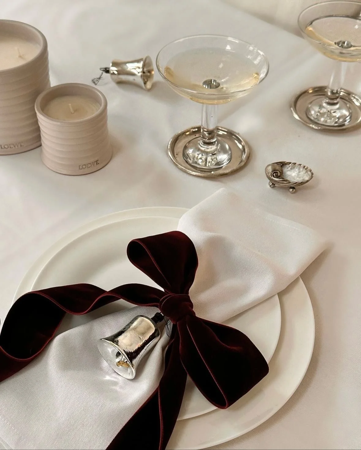 Ni har v&auml;l inte missat att vi s&auml;ljer superfina, stora rosetter i 2-pack under julen? Finns i r&ouml;tt och rosa. De har en kl&auml;mma/sp&auml;nne p&aring; baksidan som g&ouml;r att de g&aring;r att s&auml;tta upp lite &ouml;verallt; p&arin