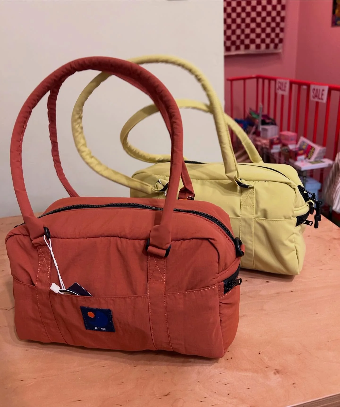 Ny v&auml;skmodell fr&aring;n @japfac i butik nu! Har endast dessa tv&aring; exemplar 🧡💚