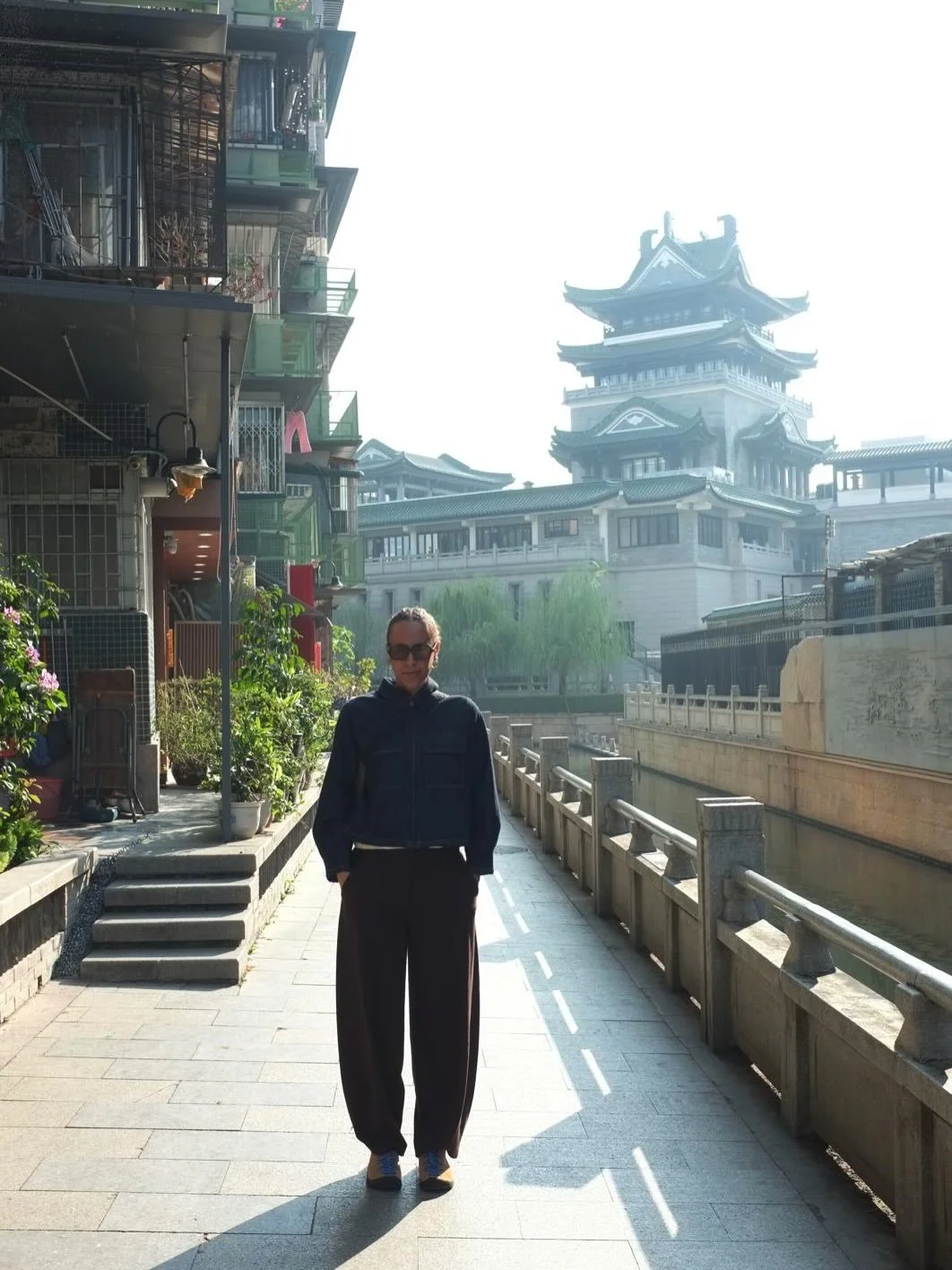 Vi har det s&aring; fint i Kina! Ser vackra byggnader, provar nya r&auml;tter, jag har varit p&aring; businessm&ouml;te och imorgon ska vi till v&auml;rldens st&ouml;rsta tygmarknad 👀 F&ouml;rsta g&aring;ngen i Kina och det &auml;r b&aring;de precis