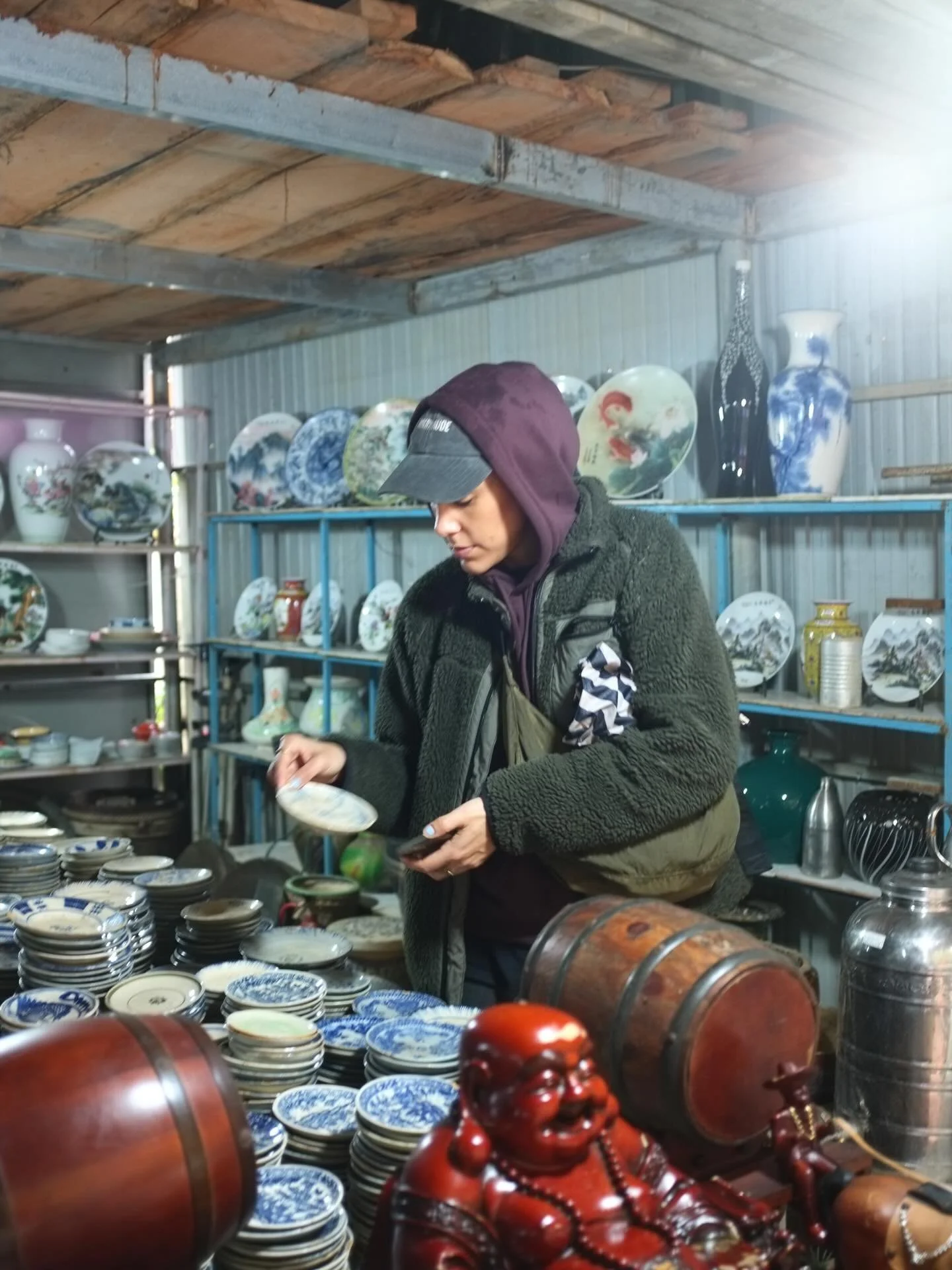 De senaste dagarna har vi h&auml;ngt i Hoi An, Vietnam, och oj vilken mysig liten stad! H&auml;r produceras lyktor (lanterns), och massor av annat hantverk! Keramik, tr&auml;snideri, mattv&auml;vning, brons och mycket mer. Det finns ocks&aring; otrol