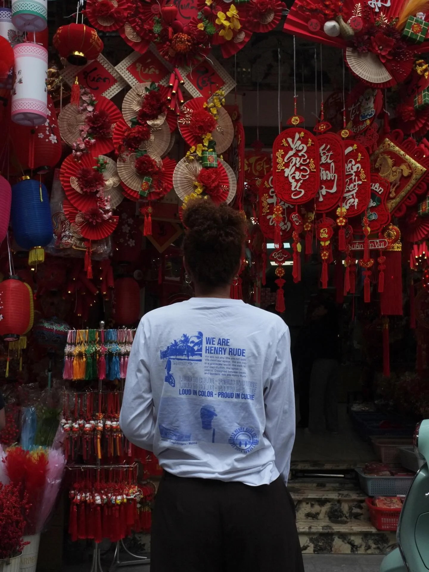 Country of lanterns🏮✨ 
Vietnam (och speciellt staden Hoi An) &auml;r k&auml;nt f&ouml;r sina lyktor/lampor som tillverkas i alla f&auml;rger och former. I m&ouml;nstrad silke, handm&aring;lade eller enf&auml;rgade..

Har k&ouml;pt kanske 1000 lyktor