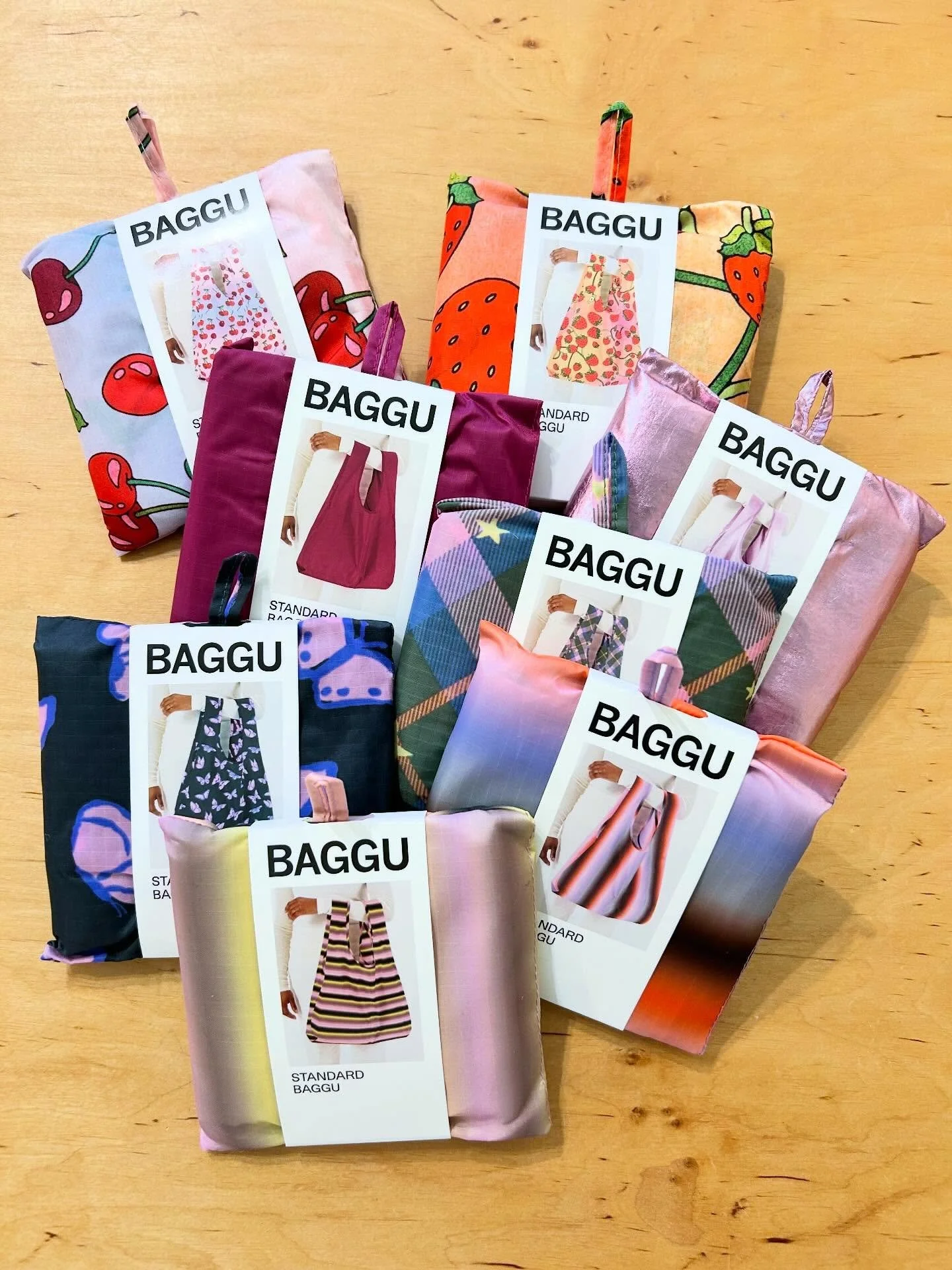 Masor av nya Baggu-p&aring;sar i butik och online nu! 🛍️ 
Vi har &ouml;ppet som vanligt idag 12-16 💕