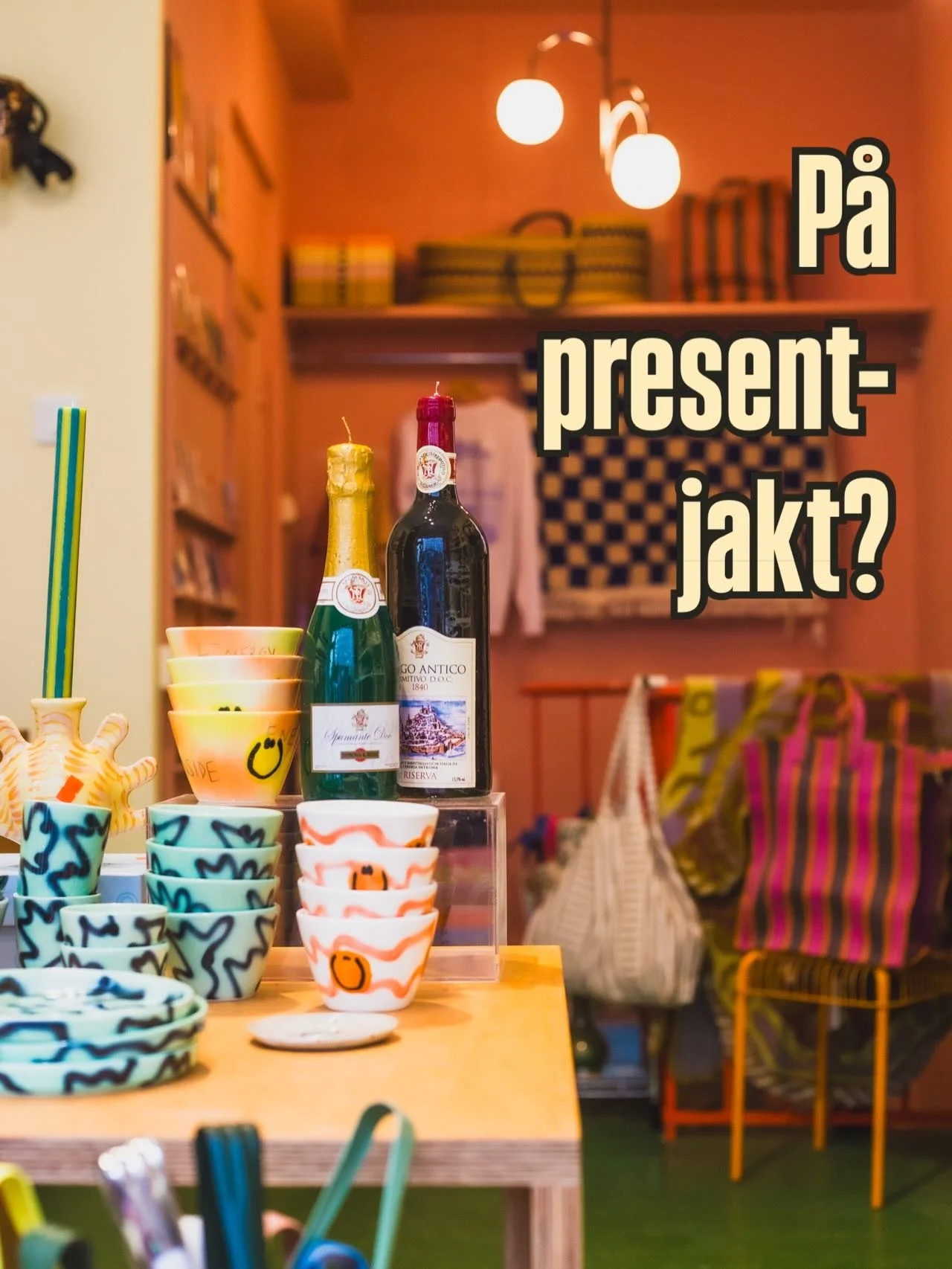 P&aring; presentjakt? P&aring; Veya hittar du massor av fina g&aring;vor 💝  F&auml;rgglada handdukar, v&auml;ldoftande ljus, handgjord keramik, v&auml;lg&ouml;rande hudv&aring;rd och mycket mer. Sj&auml;lvklart kan du f&aring; det inslaget i present