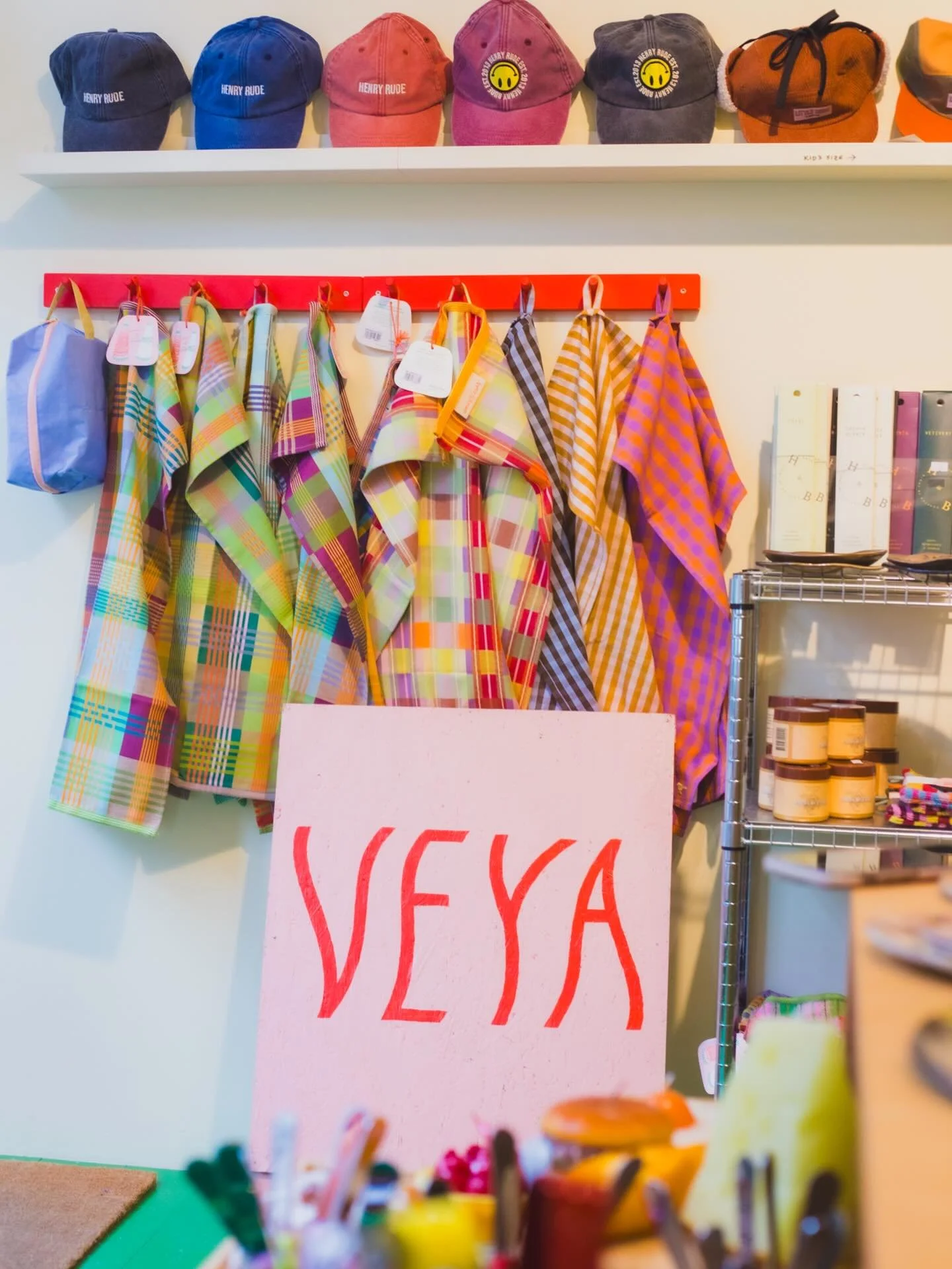 Underbart v&auml;der idag! 🌞 
Kom till S:t Knut, ta en s&ouml;ndagskaffe p&aring; ett av alla h&auml;rliga caf&eacute;er och inspirerad inne hos oss! 🎨 
&Ouml;ppet 12-16 idag

📷 @lovalovegoods