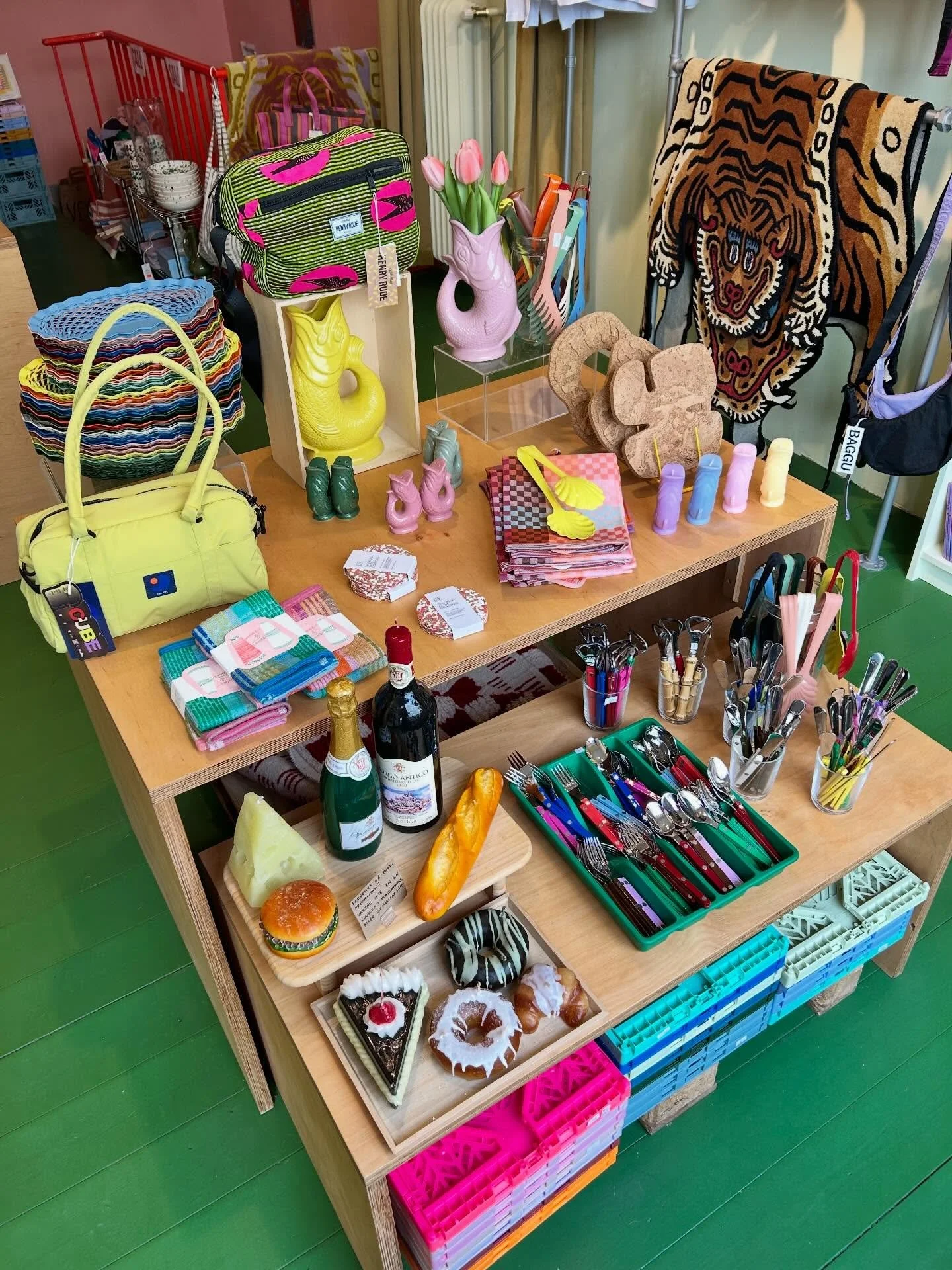 &Auml;ven om senaste dagarna bjudigt p&aring; bl&aring;sv&auml;der s&aring; har vi iallafall riktigt v&aring;rig st&auml;mning inne i butiken! 💐 Idag tycker jag &auml;r en helt perfekt dag f&ouml;r att ta er ut och dricka kaffe eller &auml;ta lunch 