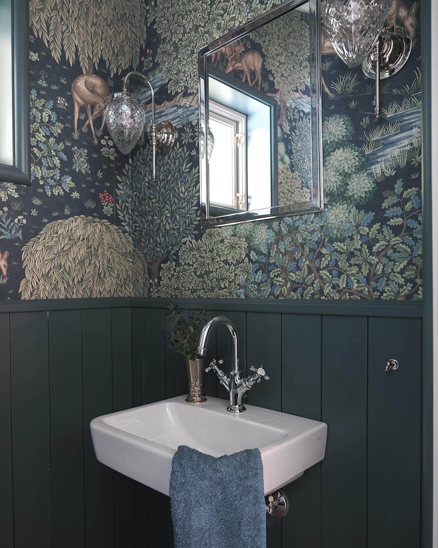 VMID PROJECT &bull; Small rooms - large impact!
⠀⠀⠀⠀⠀⠀⠀⠀⠀
I love using small rooms like guest bathrooms to create something special. Like the guest bathroom of my Classic Fairytale project where an enchanting tapestry inspired wallpaper sets the scen
