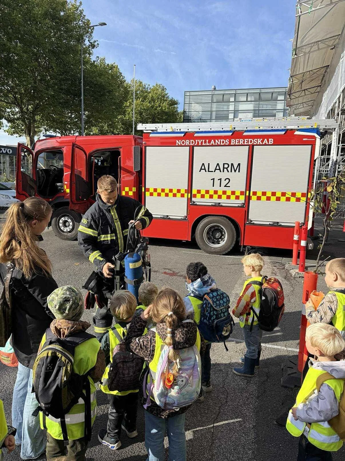 🚒 En dag hos brandmændene! 🔥
Børnehaven havde en fantastisk dag på besøg hos Aalborg Brandstation 💪
Børnene fik lov til at se brandbilerne helt tæt på, se alle de seje ting og høre om, hvordan b