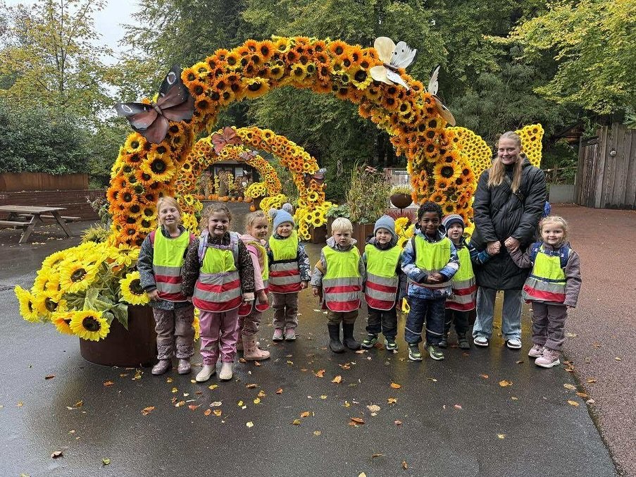 🎃🦁 Magisk dag i Aalborg Zoo! 🦒👻
Dagplejerne i Blenstrup, børnehaven og eleverne fra bh. klasse til 4. klasse har haft en fantastisk dag i Aalborg Zoo 🌞
Vi nød den flotte halloweenudsmykning, så på masser af spænd