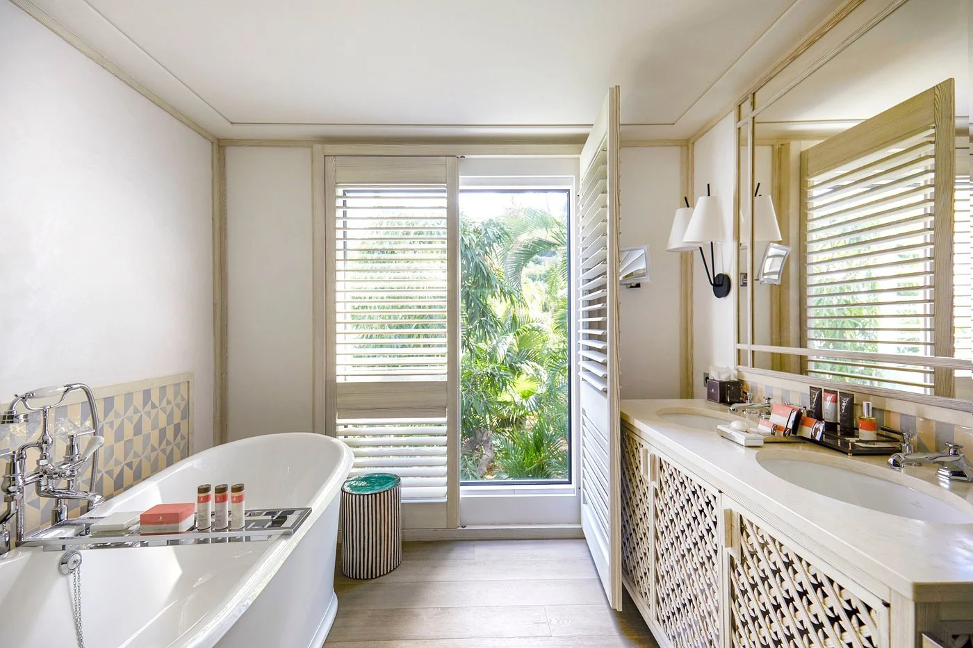 ocean-junior-suite-bathroom.jpg