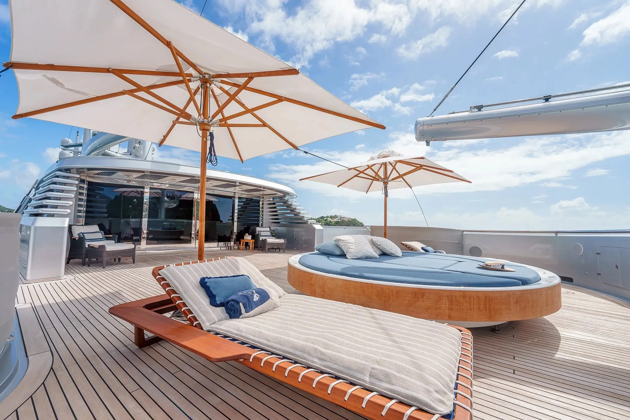 40-bridge-deck-aft-lounging-area.jpeg