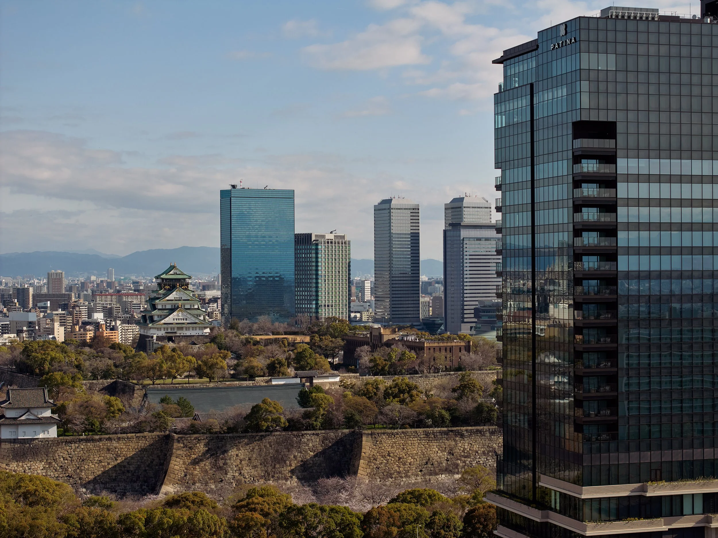01-hotel-exterior-with-osaka-castle-and-parkland.jpg