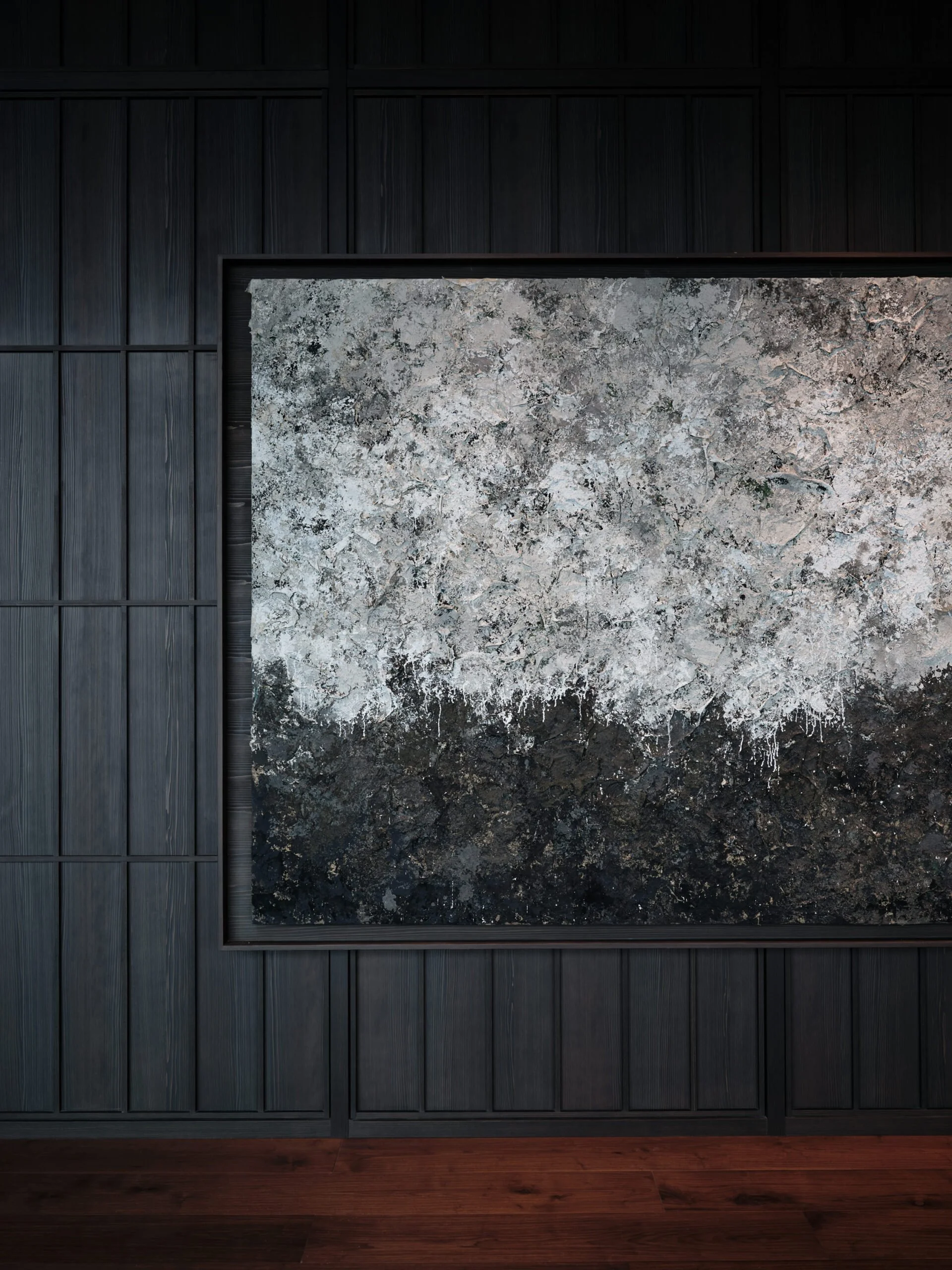 06-textured-artwork-in-the-hotel-interior.jpg