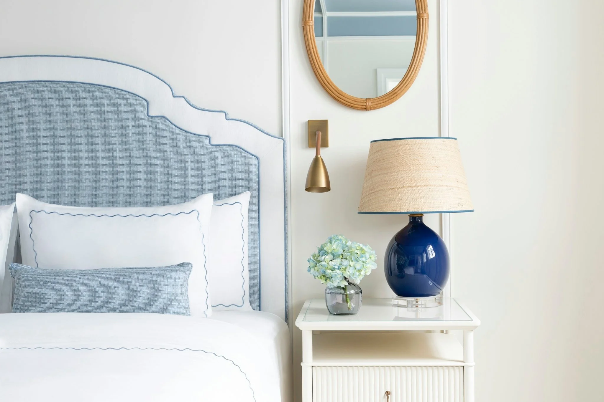 11-accessible-deluxe-room-bedroom-detail.jpg
