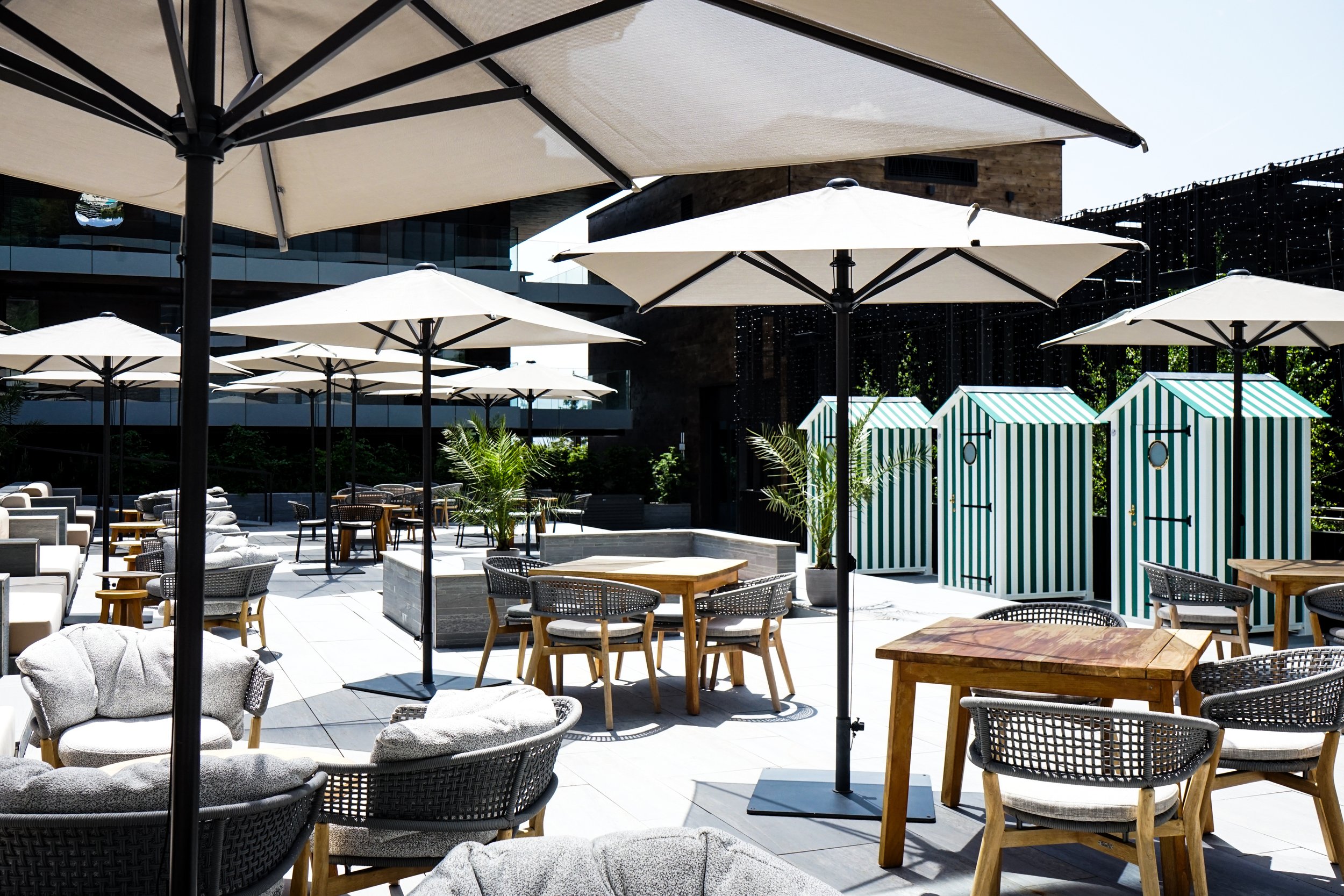 23-le-club-alpin-poolside-setting.jpg