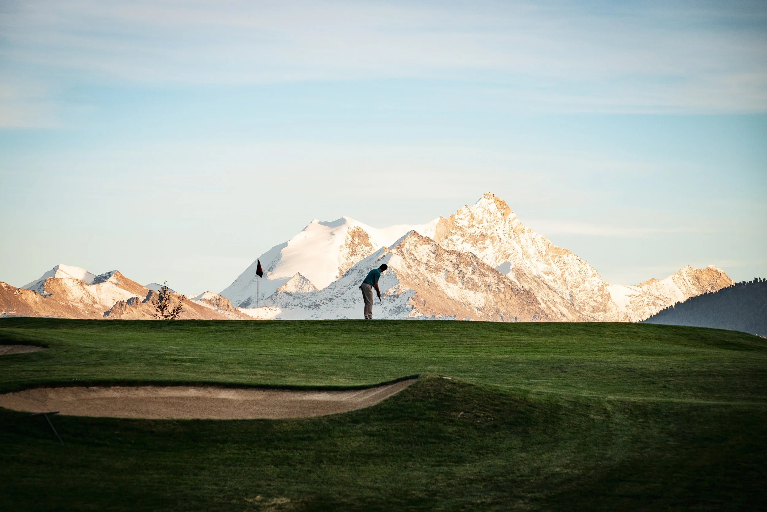 41-golf-amid-alpine-scenery.jpg