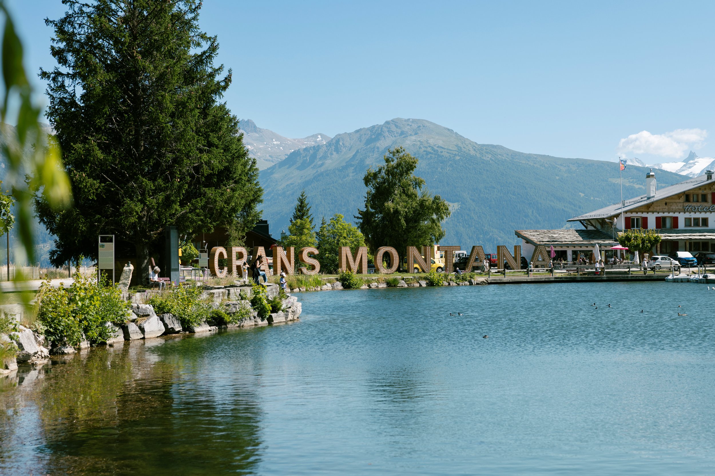 45-lake-and-crans-montana-sign.jpg
