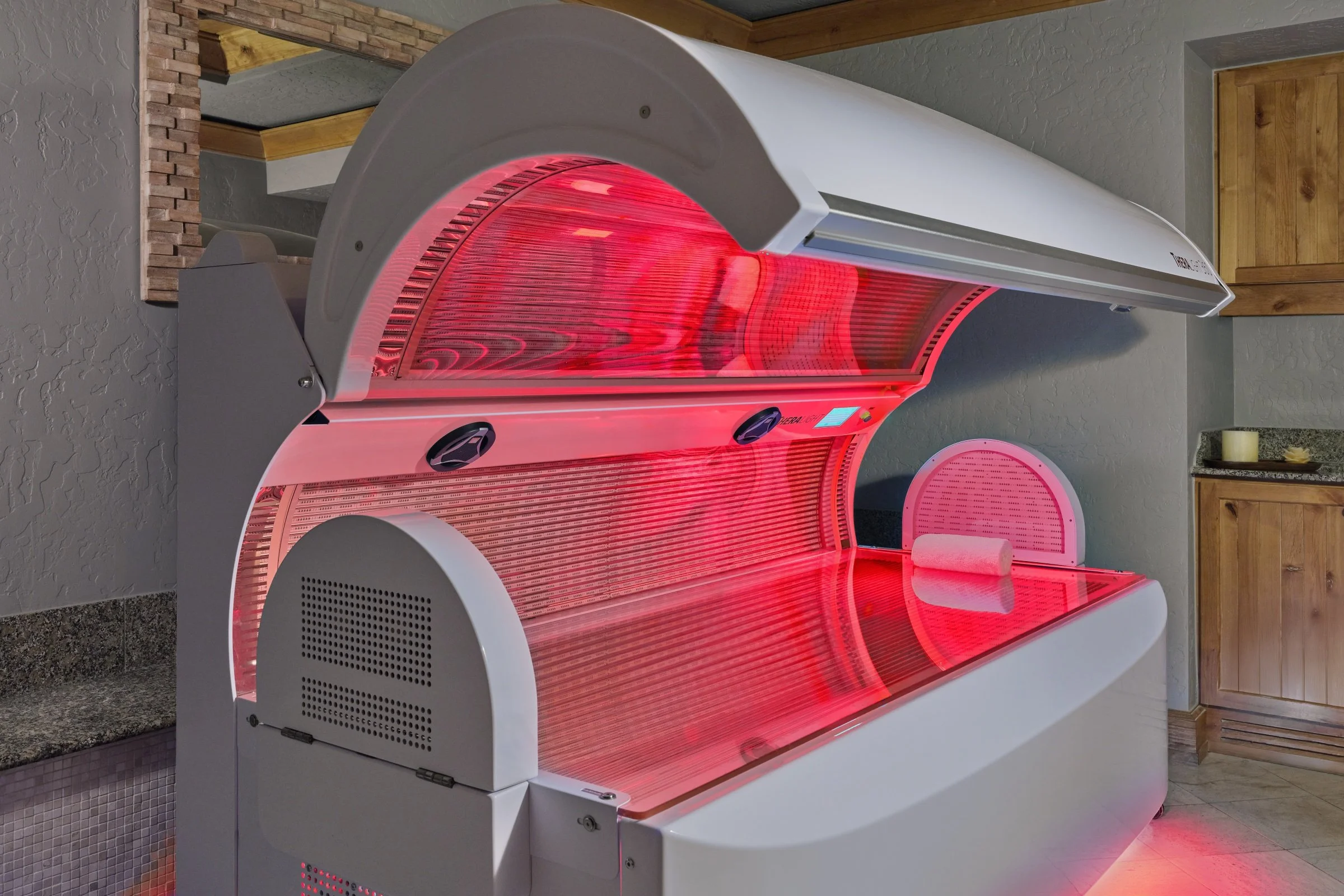 40-theralight-equipment-in-recovery-lounge.jpg